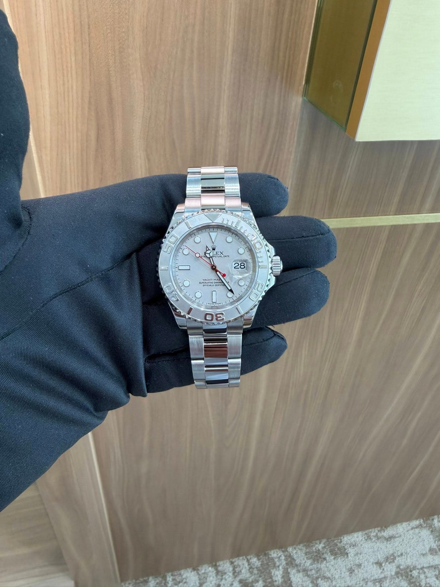 May be an image of wrist watch and text that says 'SLEX F RLEX a 28 PA 0 ហៃ'