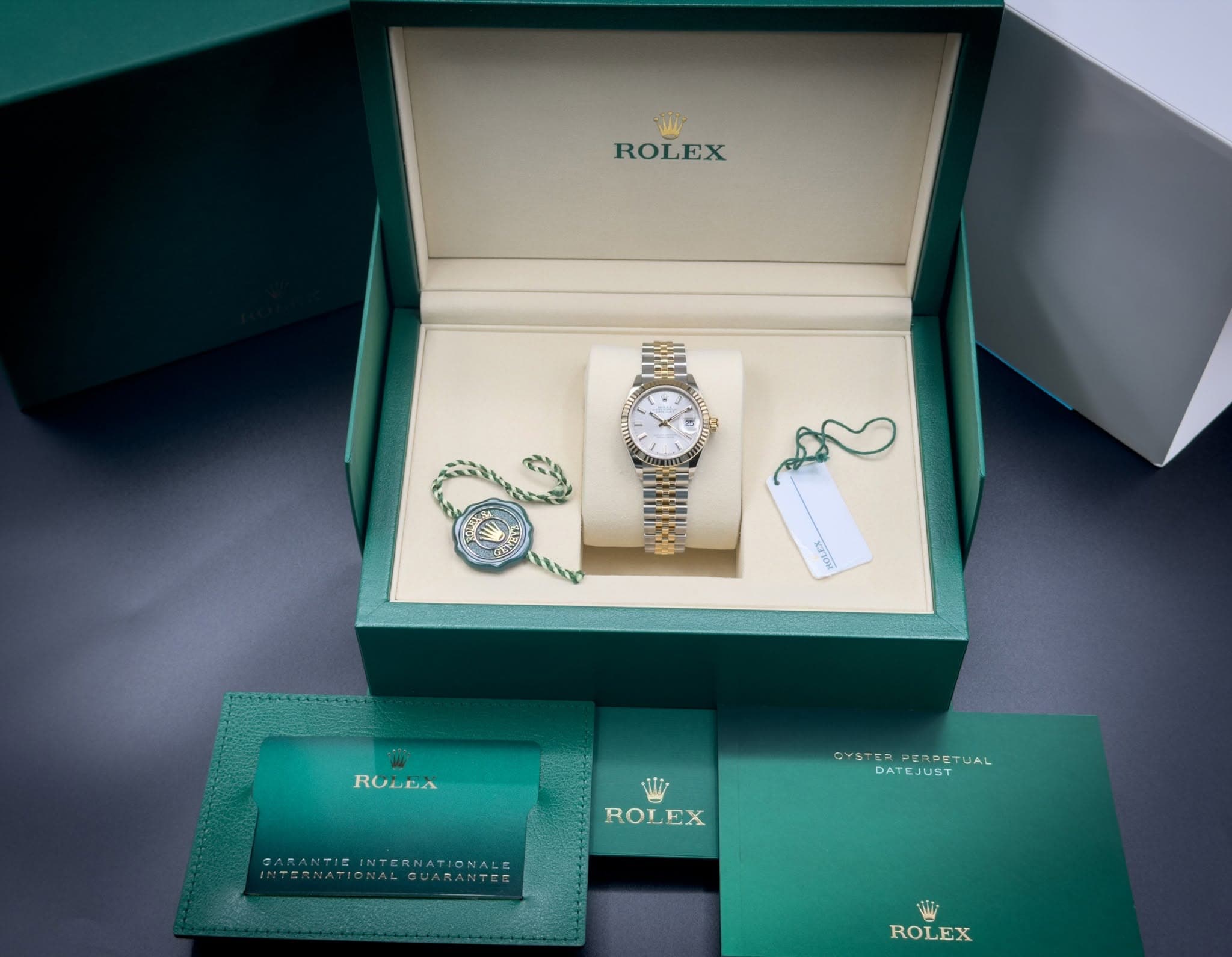 May be an image of wrist watch and text that says 'i ROLEX εμτT T هشاعی ROLEX ROLEX ROL OYSTENPERPETUAL =EKPET ERPEMPETUAL DATEJUST 3 ROLEX'