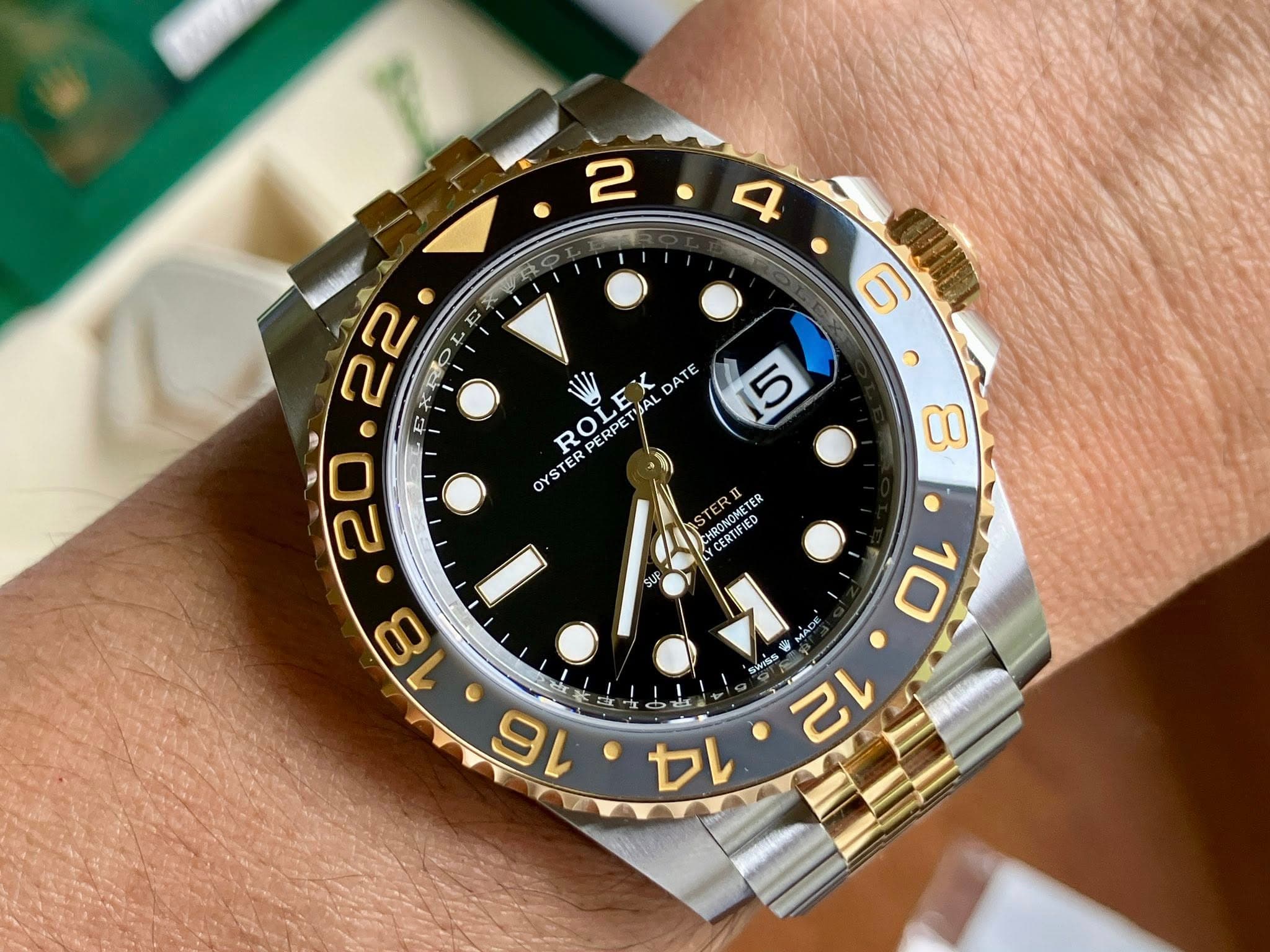 May be an image of wrist watch and text that says '2 6 ٥ 8 ROLEX STERPER PER DATE PERPETUAL JAL OYSTER 5 E B $ STERI HRONOMETER TER ER ER CERTIFIED 1 SwIsS r 10 한국 14'