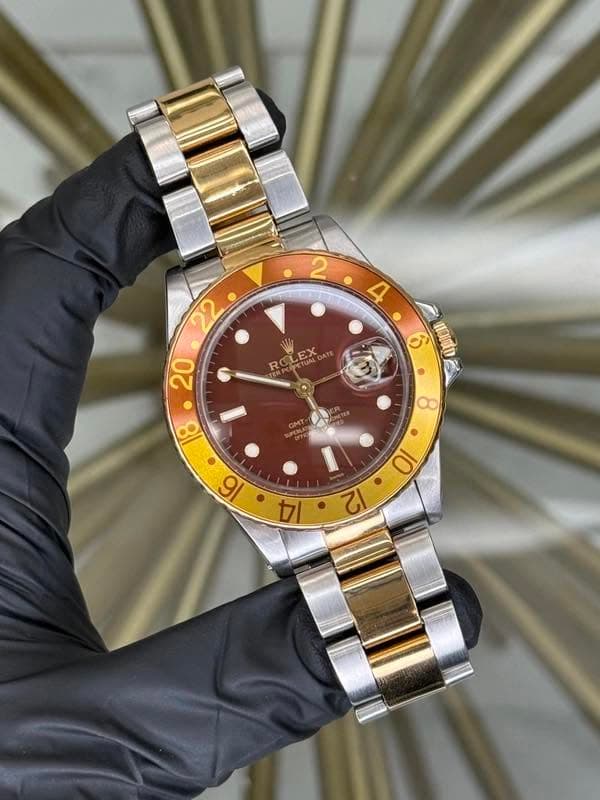 May be an image of wrist watch and text that says '2 22 4 ROLEX LEX DATE 20 6 18 GMT V ထ '