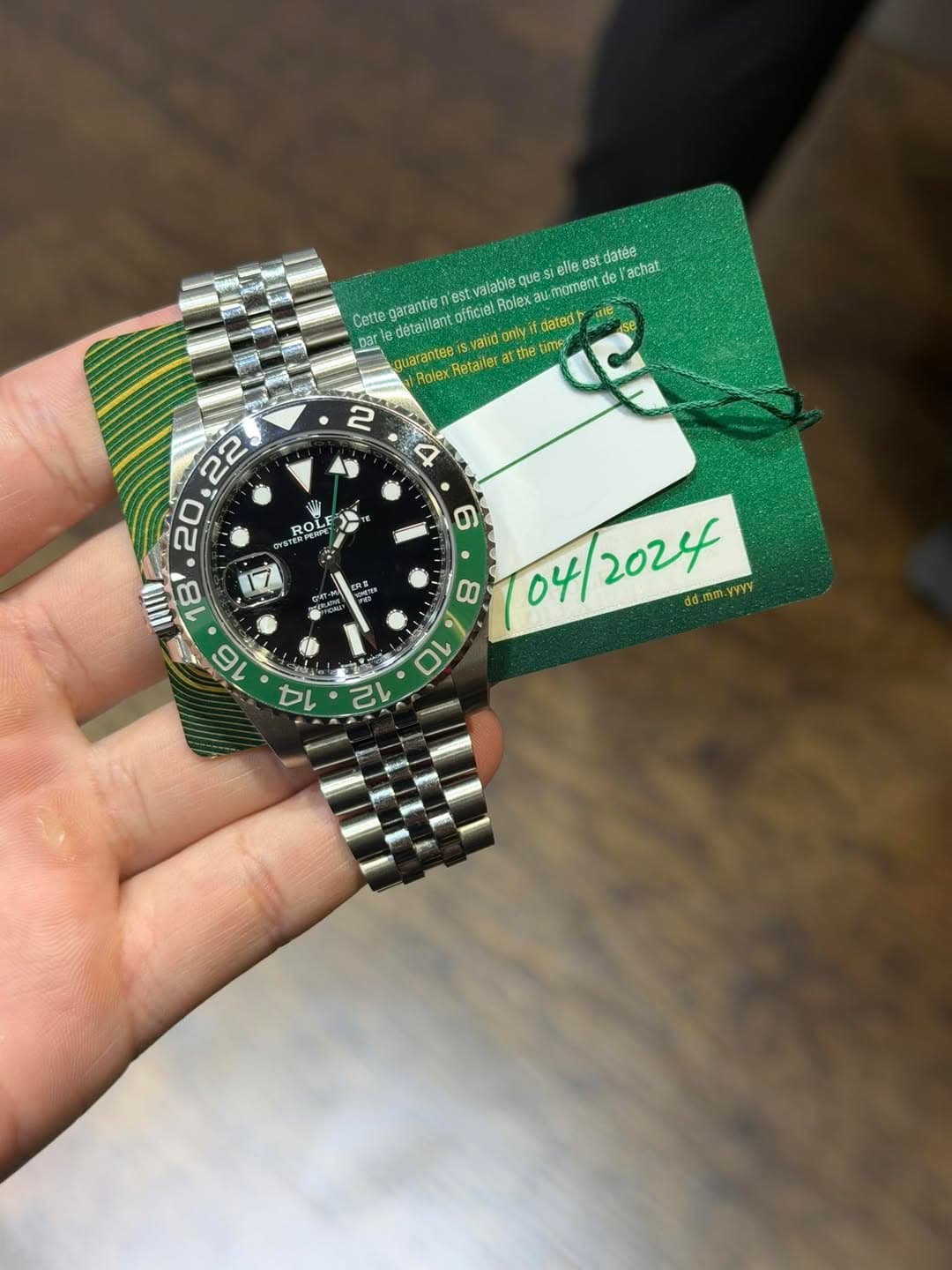 May be an image of wrist watch and text that says 'est Cettegarantie Cette garantie est valabie ques elle detaiiant officiel Holex moment do del datee 2cbat dated ute DST anly!…
