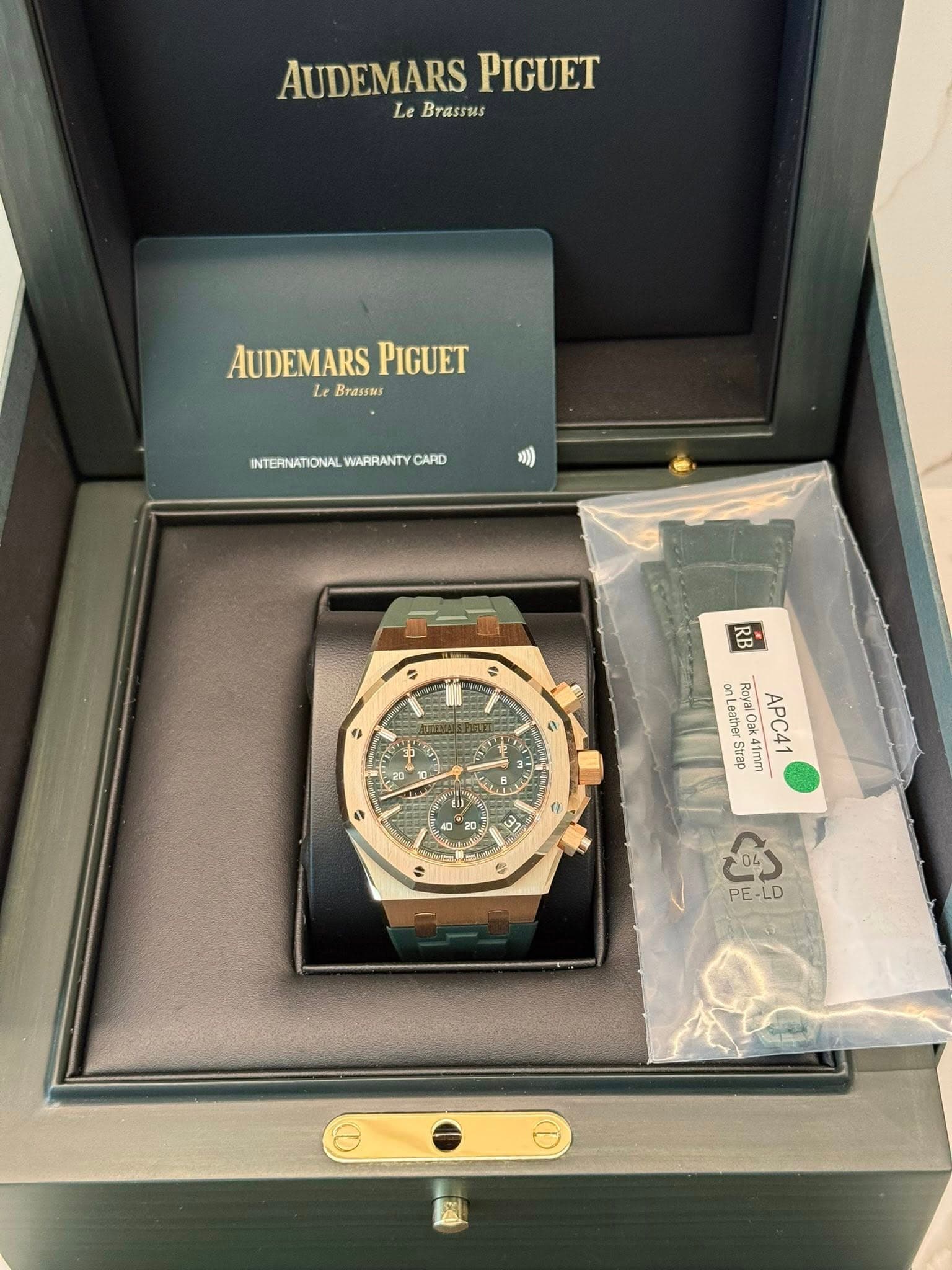 May be an image of wrist watch and text that says 'AUDEMARSPIGUET AUDEMARS PIGUET Le Brassus AUDEMARS AUDEMARSPIGUET PIGUET Le Brassns INTERNATIONAL NITERUTOULWARANITYCAO…