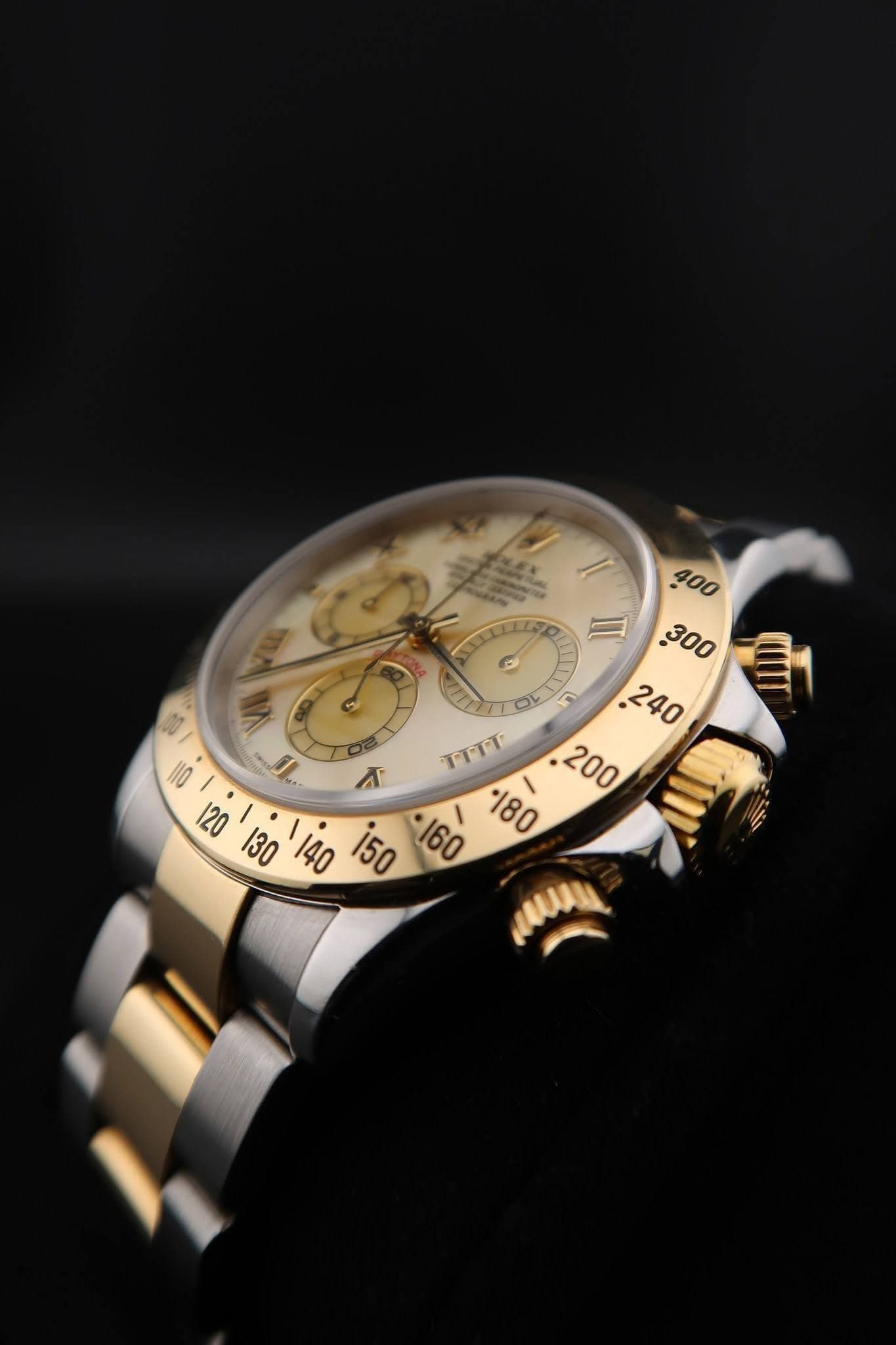 May be an image of wrist watch and text that says 'i1 C 400 300 n TTTT イ I 200'
