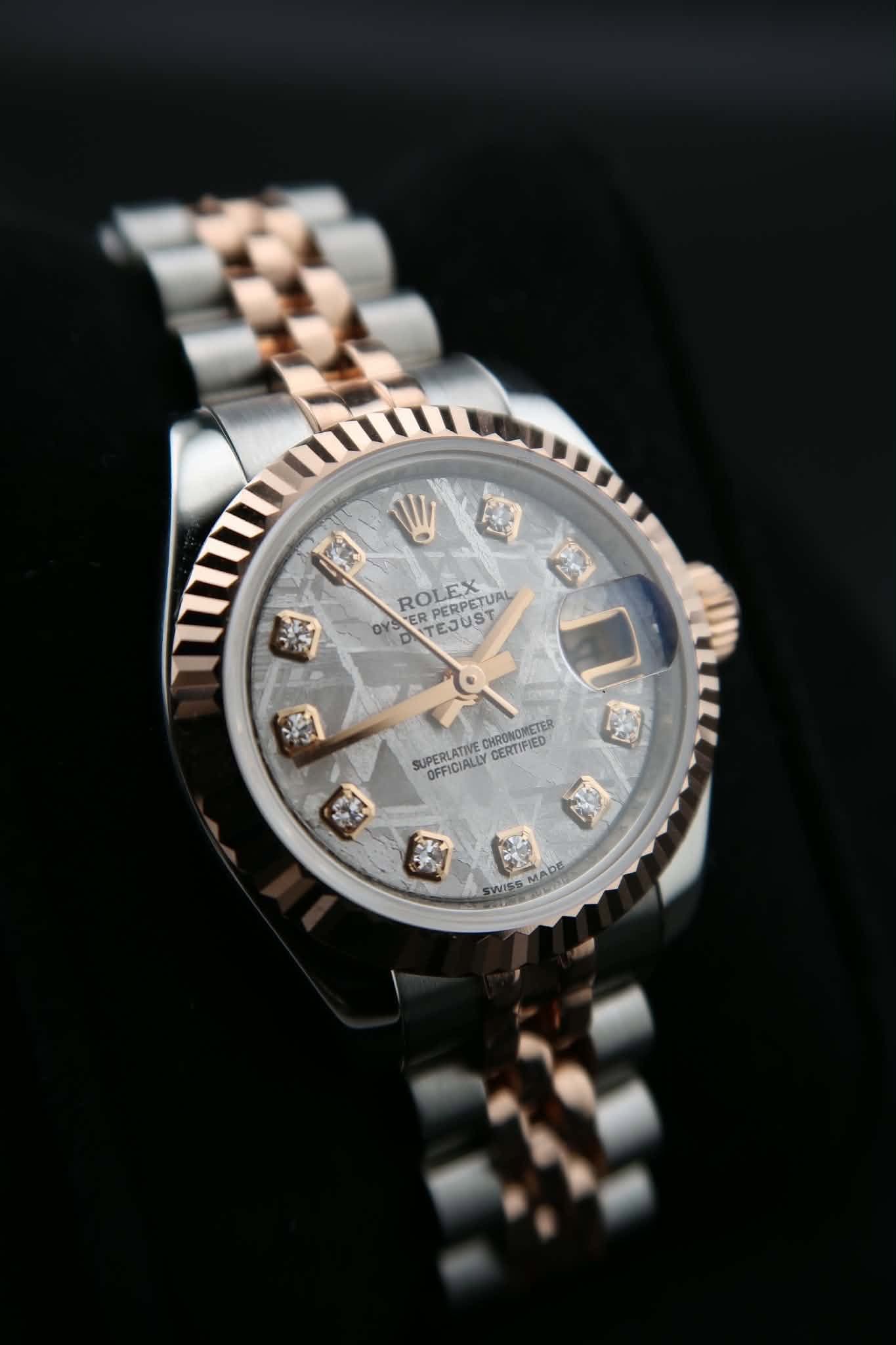 May be an image of wrist watch and text that says 'M W ぶ製 OYSERPUST RO ROLEX OYS OYS ERP TEJUST PERPETUAL PETUAL CHRONONETER SUPERLATNEOAERIPIEB MIETER SUPERLATIVE CERTIFIED…