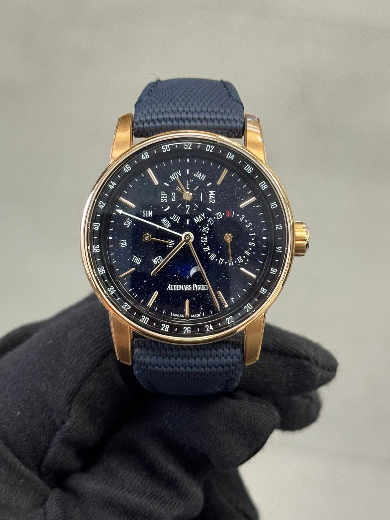May be an image of wrist watch and text that says ' ν JAN 42 06 08 SEP SUN 40 MOM JUL MAR MAY 28 10 3. Bε 1 THU 12 G WE 36 6 호 13 91 ALDEMARSPIGLET PIGUET SWISS MADE '