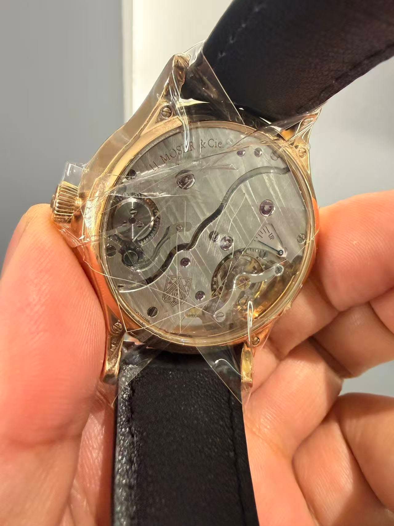 May be an image of wrist watch and text that says 'R &Cie. Cie. Up'