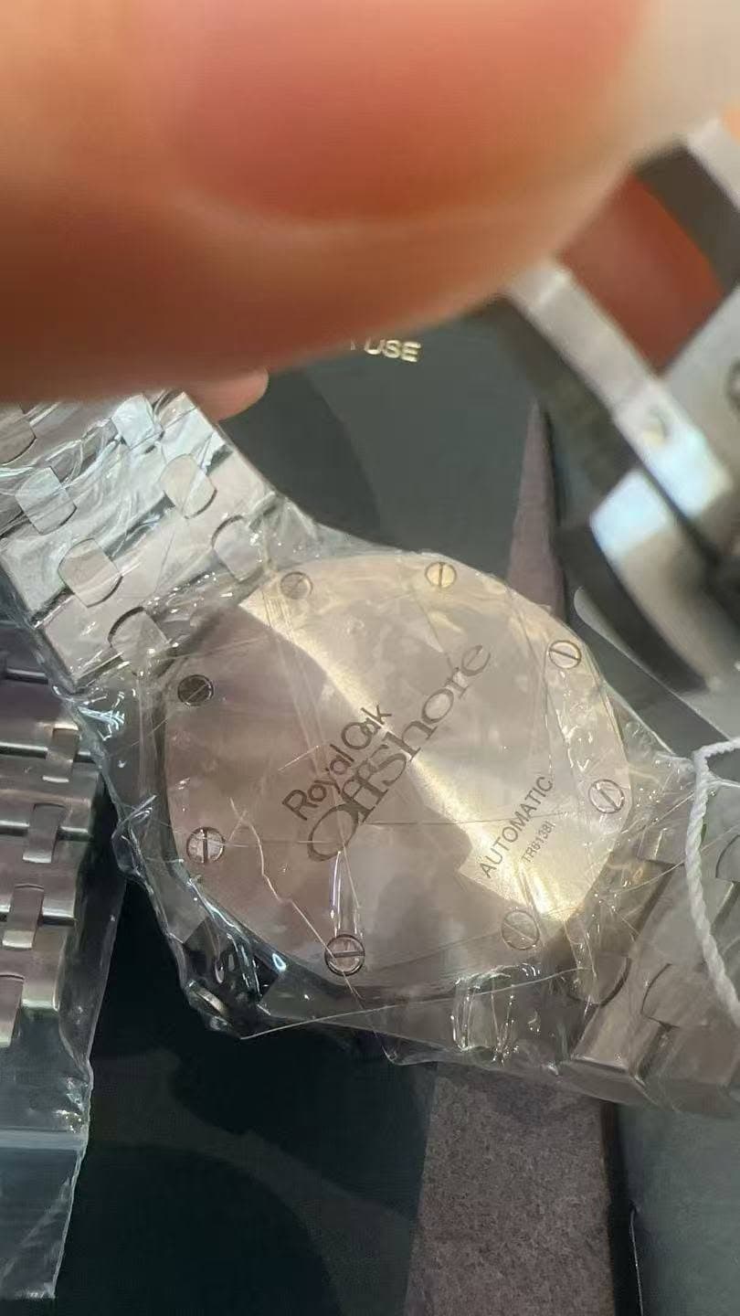 May be an image of digital watch and text that says 'USE RoyalCak fiShore Roeshore Cak AUTOMATIC T861381'