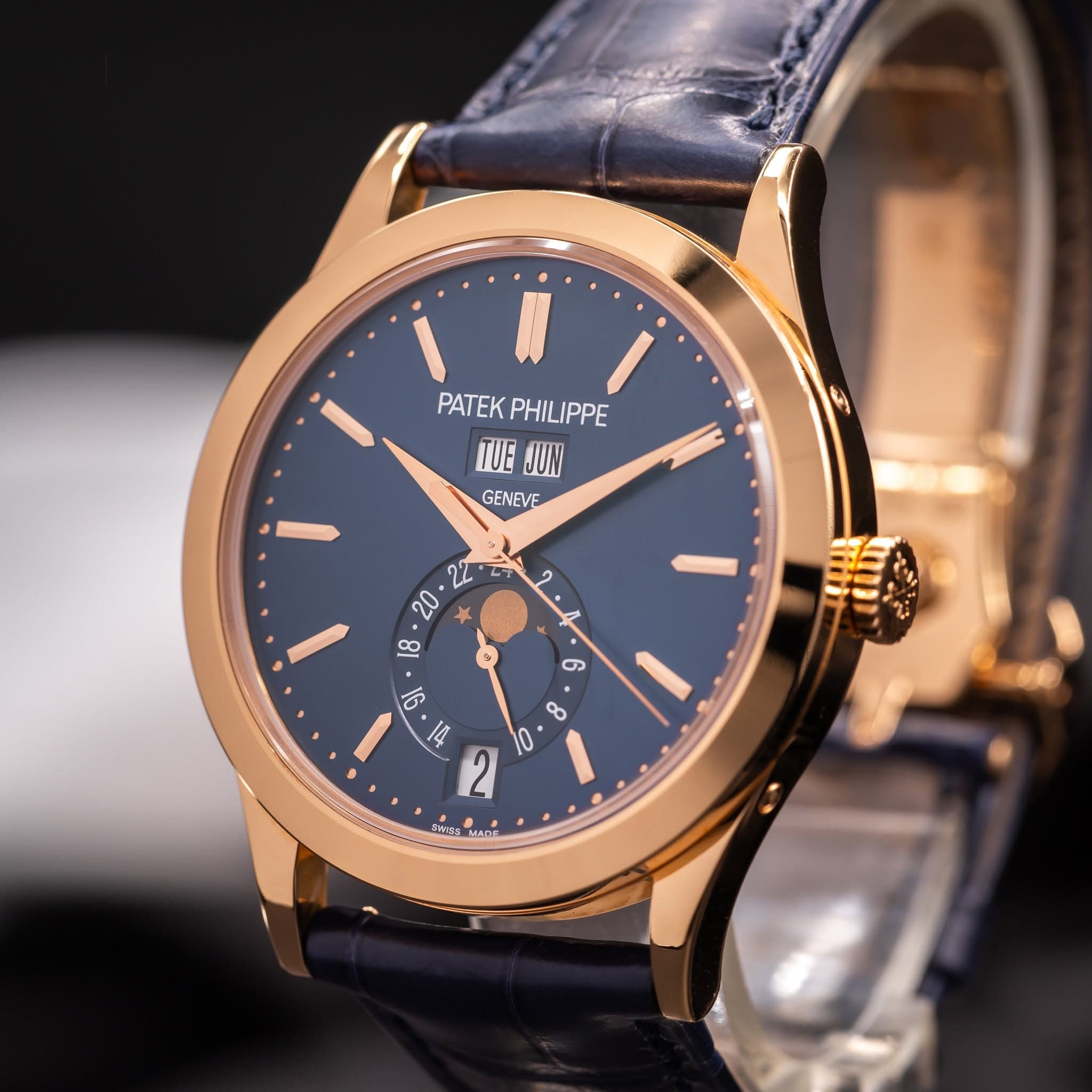 May be an image of wrist watch and text that says 'PATEK PHILIPPE PATEKPHILIPPE PHIL IPPE TUE TUEJUN JUN GENEVE တာ 8 14 O 2 系丽地 MaE'