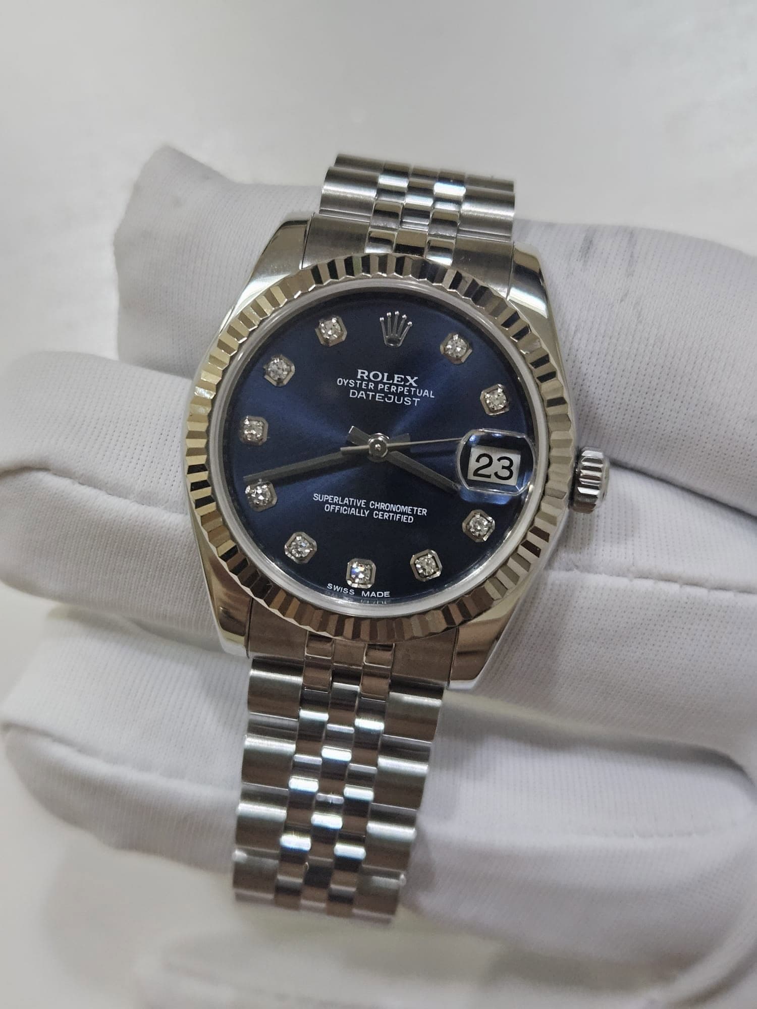 May be an image of wrist watch and text that says 'OYSTER ROLEX OYSROLEX DAT DAT EJUST RPERPETUAL UAL 23 SUPERLATIVE OFFICIALLY CERTIFIED CHRONOMET SUTPLATALE/CEOIONSTER ER SWI…