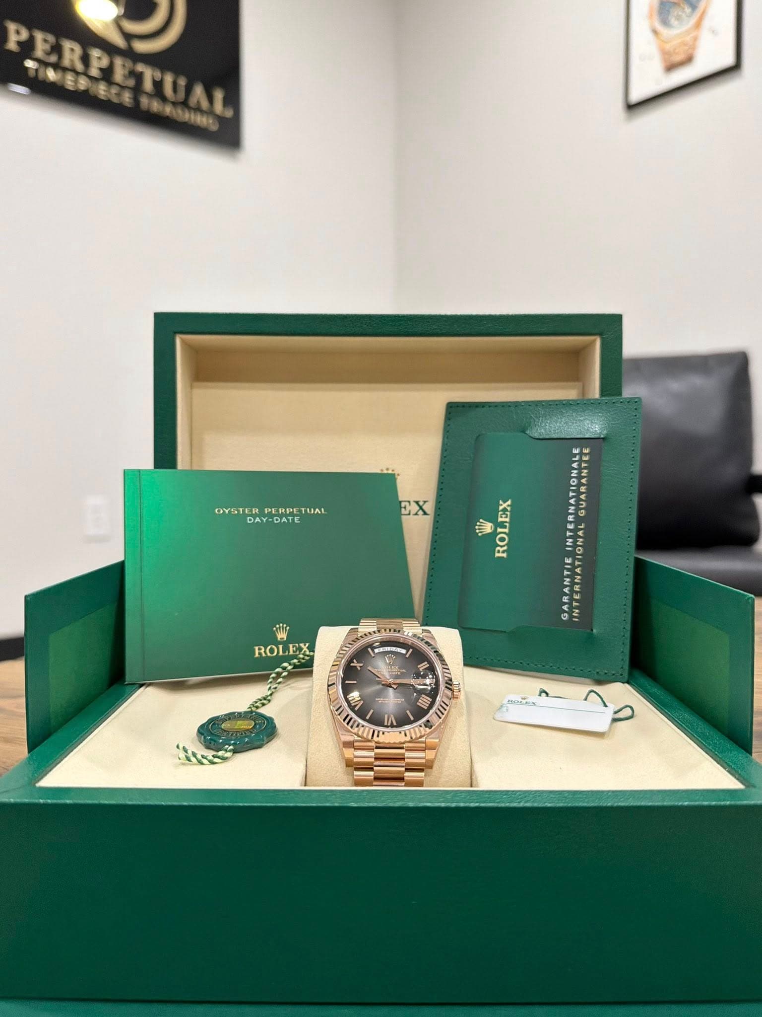 May be an image of wrist watch and text that says 'ERFETUAL OYSTER RPERPETUA UAI DAY Y-DATE EX ROLEX EX mN ROLEX ROL INTERNATIONALI GARANAT 金 - I IN'