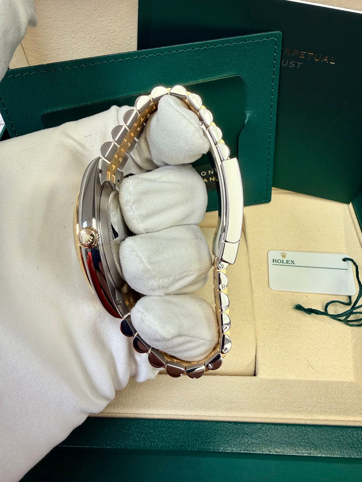 May be an image of jewelry and text that says 'o N 식물 ROLEX'