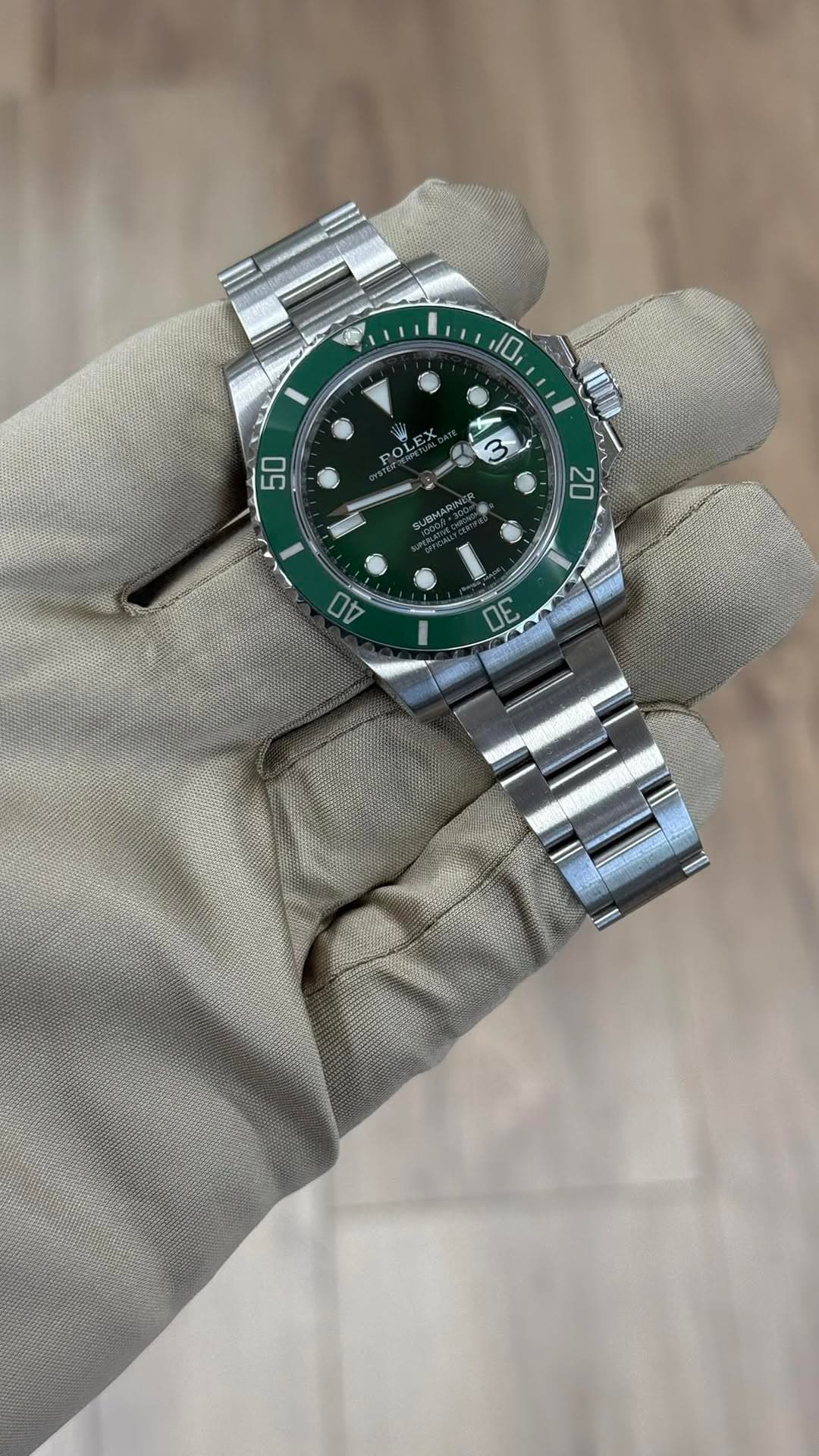 May be an image of wrist watch and text that says '10 ROLEX E OIE 50 သ 20 A0'