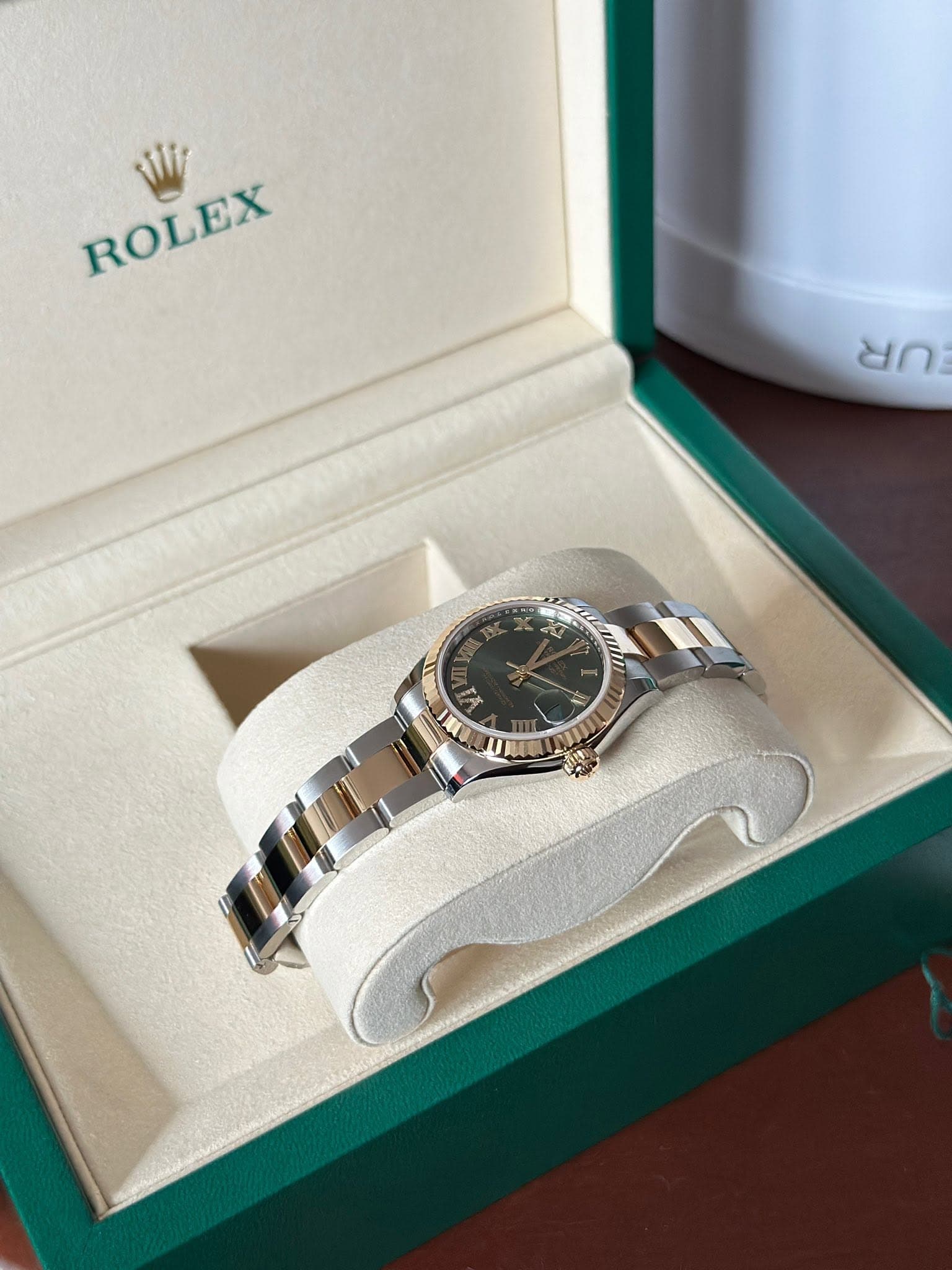 May be an image of wrist watch and text that says 'li ROLEX ROLEX ยก 42 In 三'