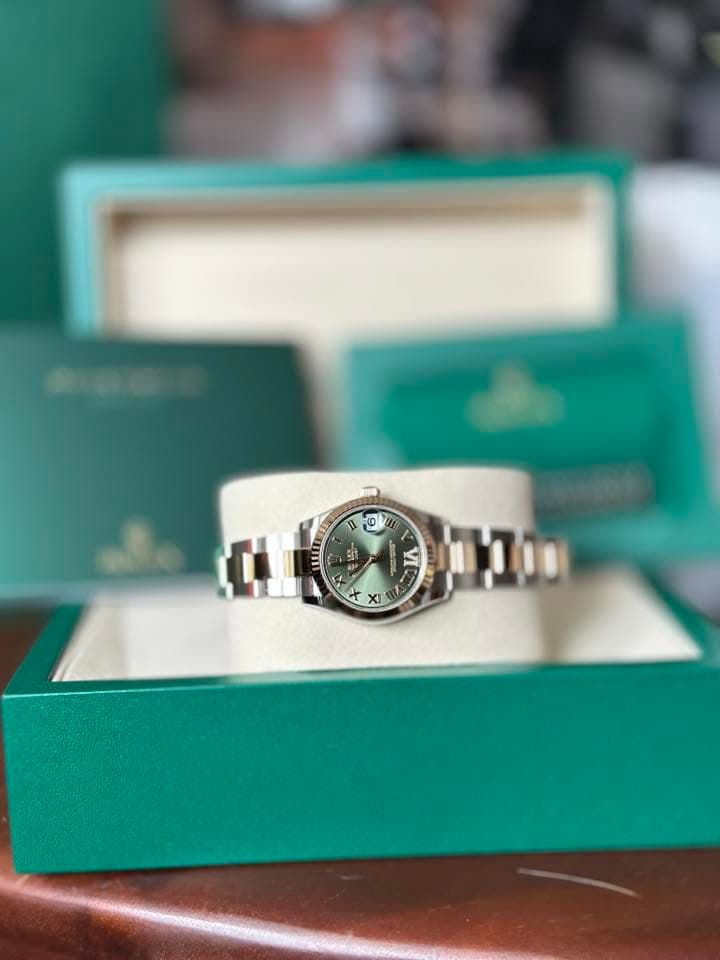 May be an image of wrist watch and text that says 'ही FE D 主 VI Min 7 XI'