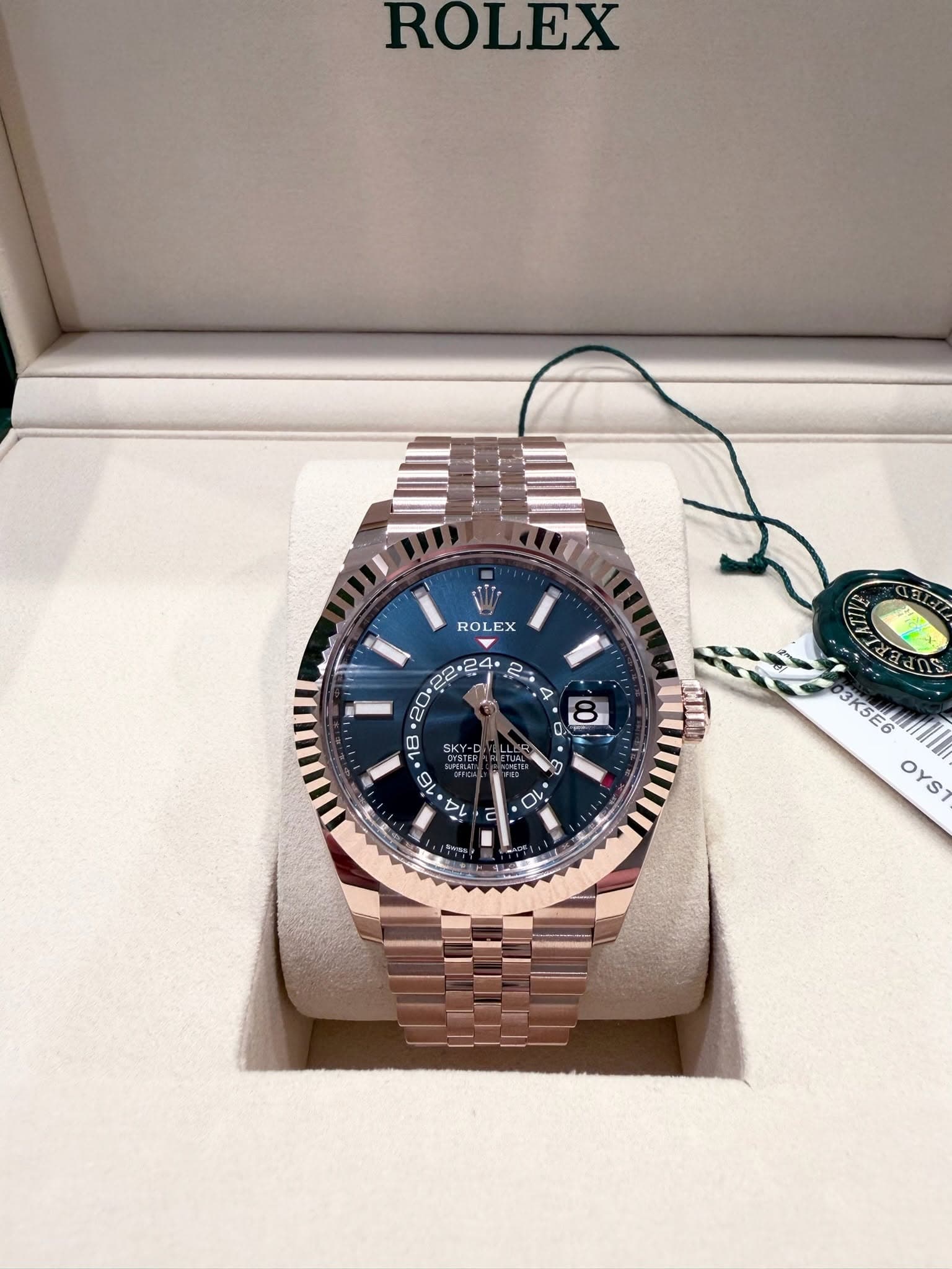 May be an image of wrist watch and text that says 'ROLEX RO ROLEX 4 4 ك ထ SKY-D 들 oV 3K5E6 OYS'