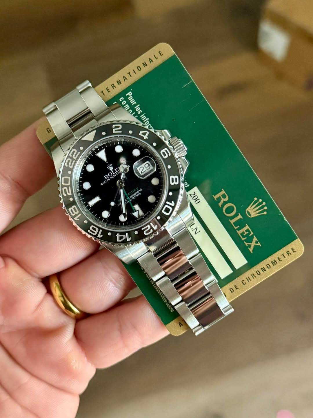 May be an image of wrist watch and text that says 'TERNATIONALE Co comnl les Pour 2 4 infoc 4 6 29 ROL OYST O CONETED of TLN ROLEX W DE DECHRONOMETRE CHRON'