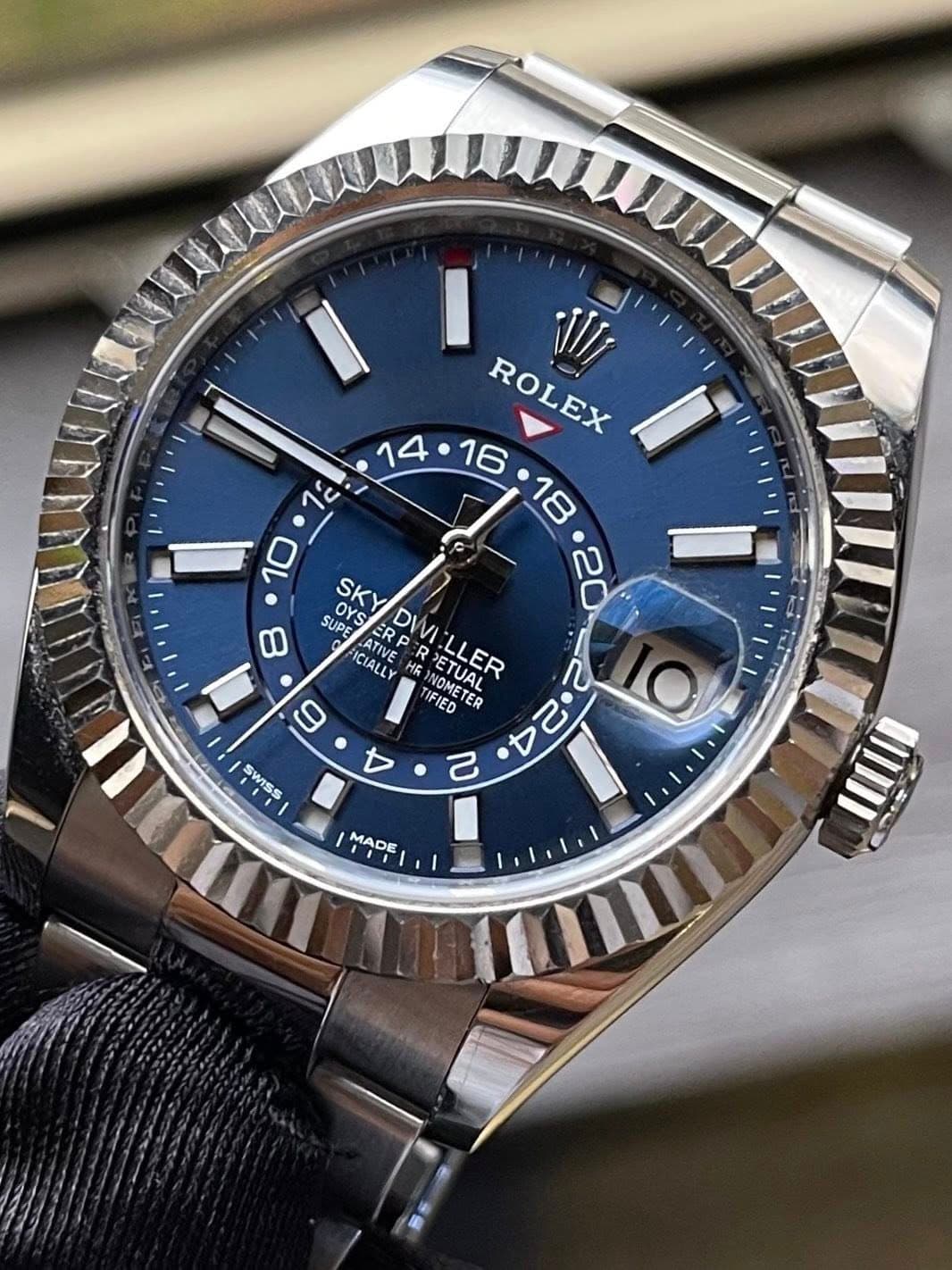 May be an image of wrist watch and text that says '00 I 1IIF ROLEX I 10 2 SUPE SUPEA OYS OYS SK DI OYS SKYDWI:.LLER VI ILLER ATIVE ICIALLY ATIVE RP: ERPR R'ETUA MOMETER ROMET…