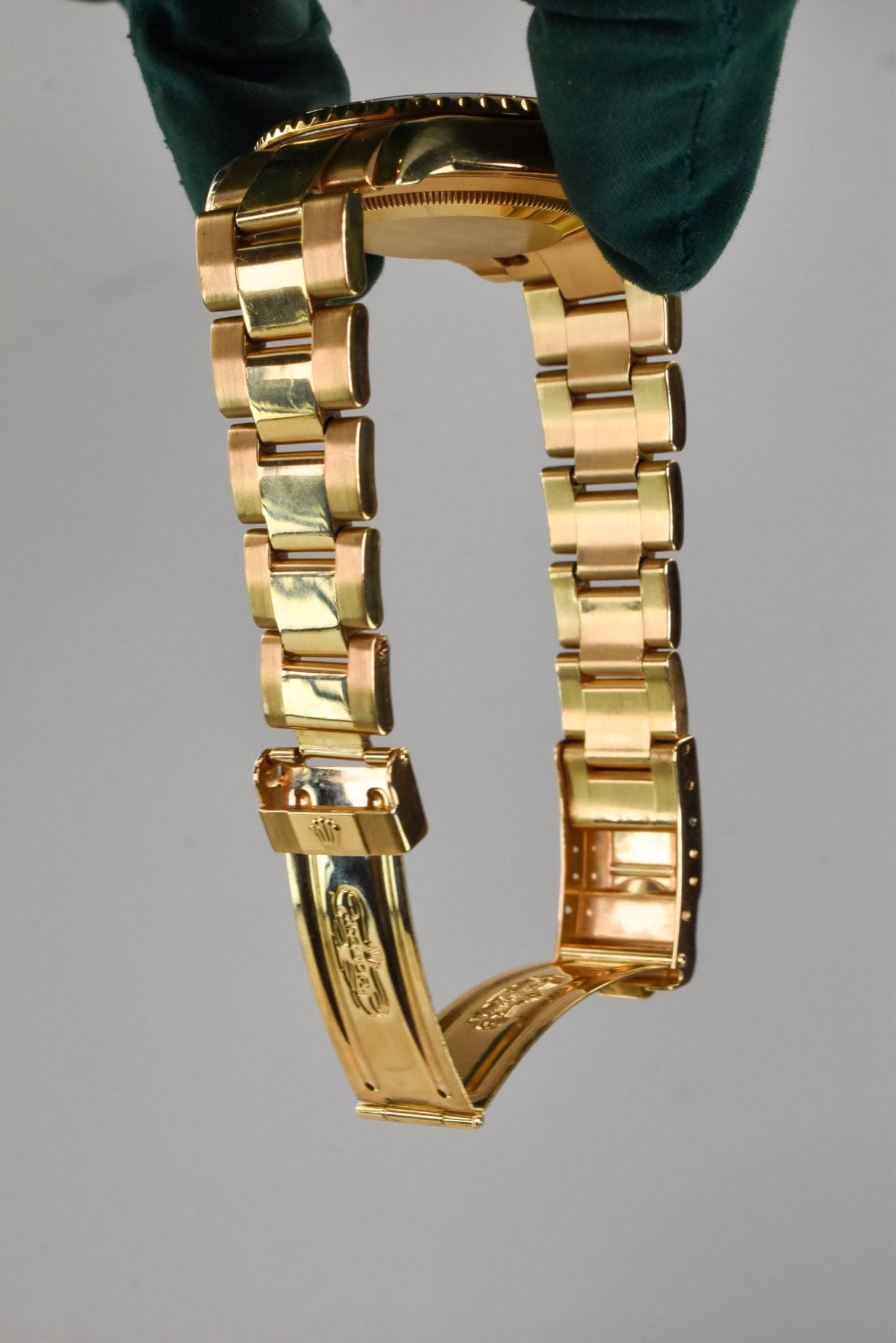 Rolex Yacht Master Black Mother of Pearl Dial Automatic 18K Yellow Gold Oysterlock Bracelet Men's Watch 16628BMSO