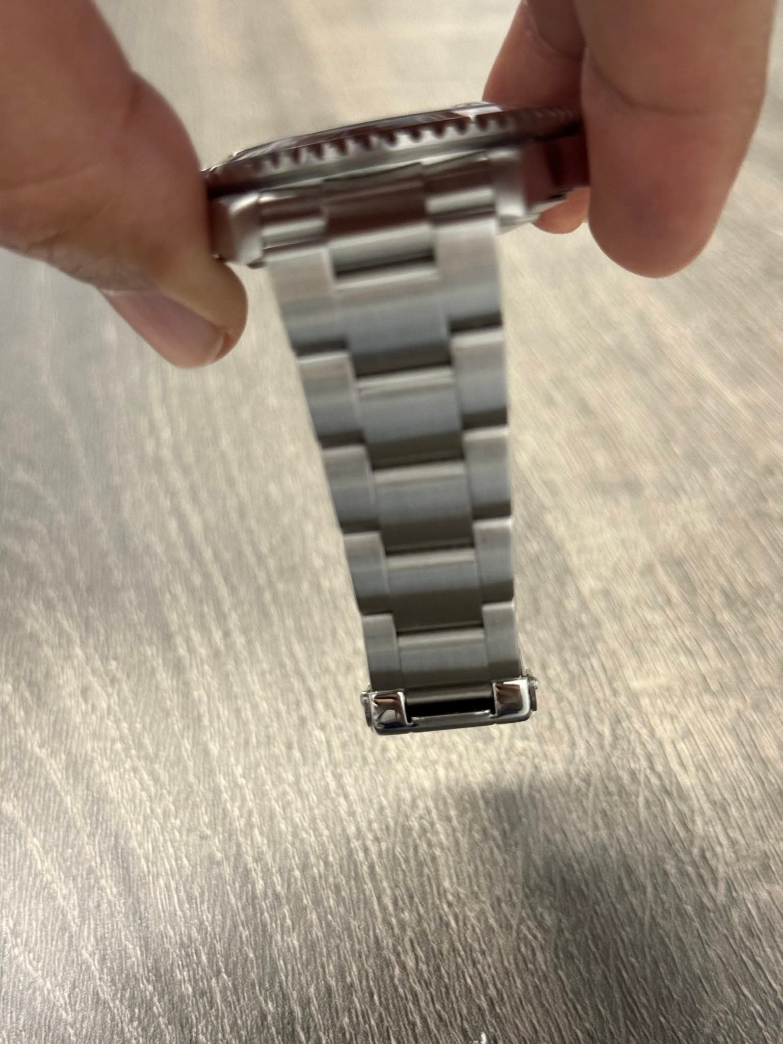 May be an image of wrist watch and text that says 'ह け'