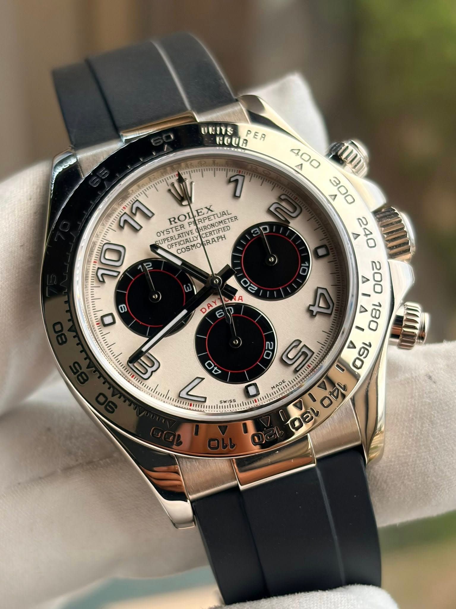 May be an image of wrist watch and text that says '日利行1な HOUR PEA กุงุงุ መ"ሜ 1 11 ROLEX LEX RPETUAL OCTUAL EX MOMETER HRONOMETE CERTIFIED SUPERLATIVE COSMO COSMOGRAPH RAPH…