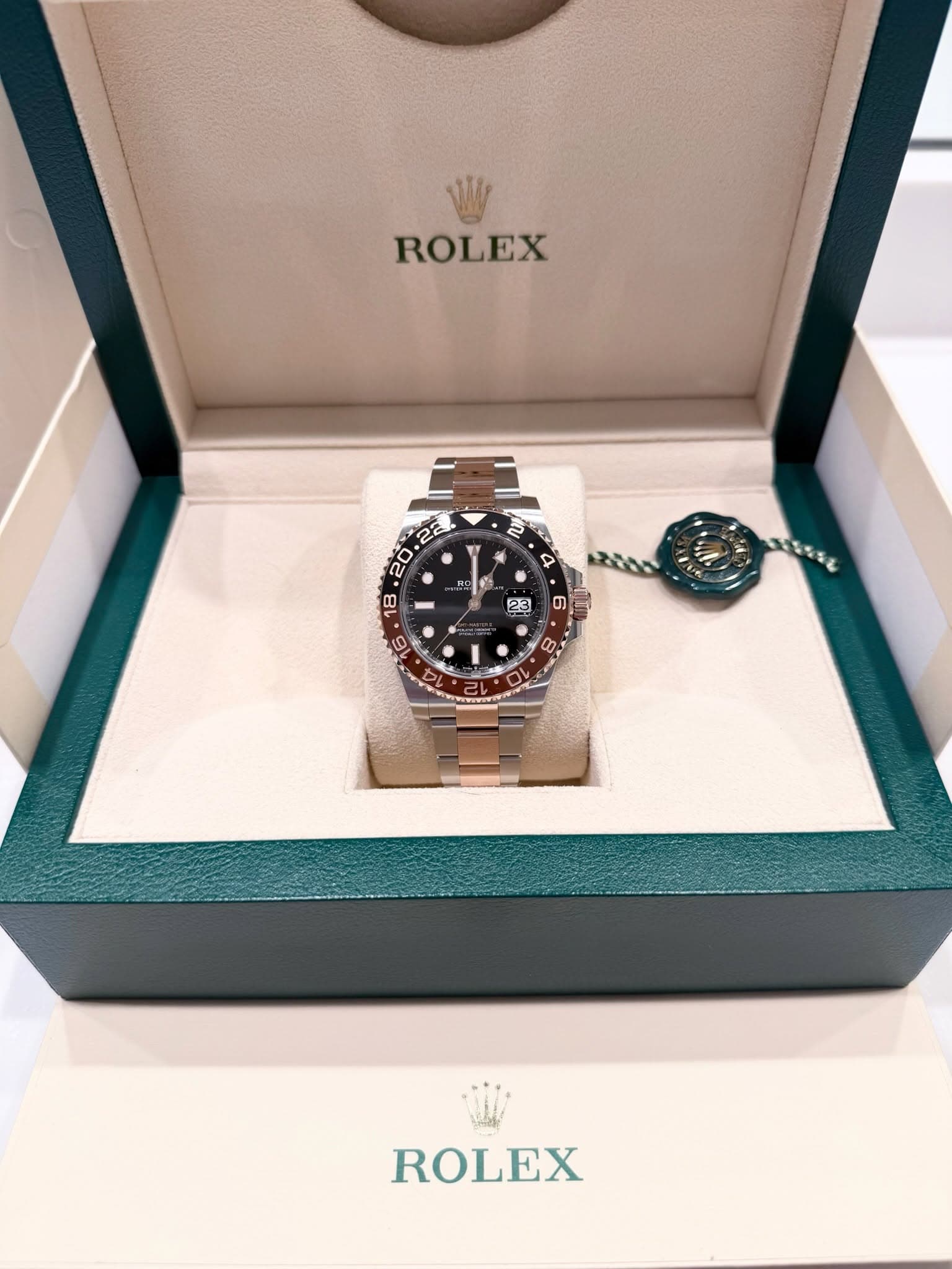 May be an image of wrist watch and text that says 'ROLEX ਤੈ 1 우 ወ 6 ROLEX'