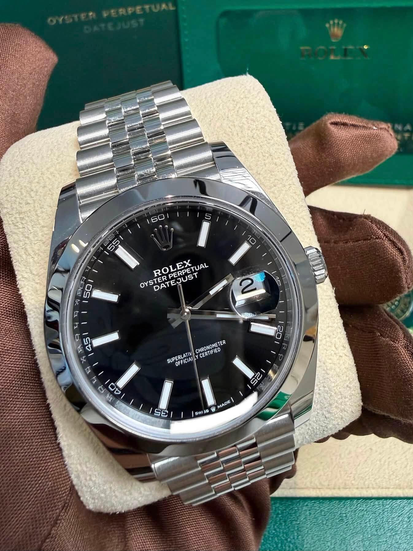 May be an image of wrist watch and text that says ' O 50 ROLEX OYSTERPERPETU TUAL OYSTERP DATEJ ERPERPET EJUST CHRONOMETER ETER SUPERLATI OFFICIAN CERTIFIED t t O 00 sS OL SE MADE'