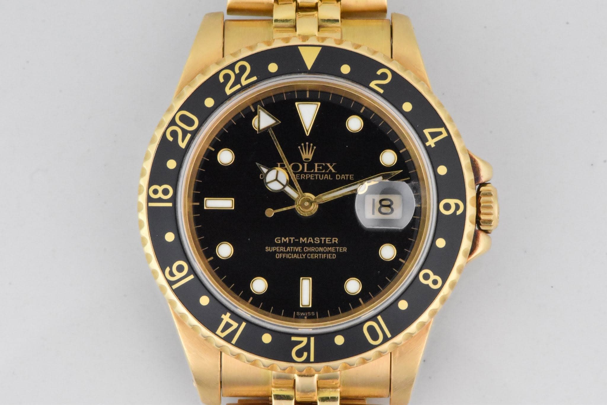 May be an image of wrist watch and text that says ' GMT-MASTER 16 o E เยย 8 14 10 टा'