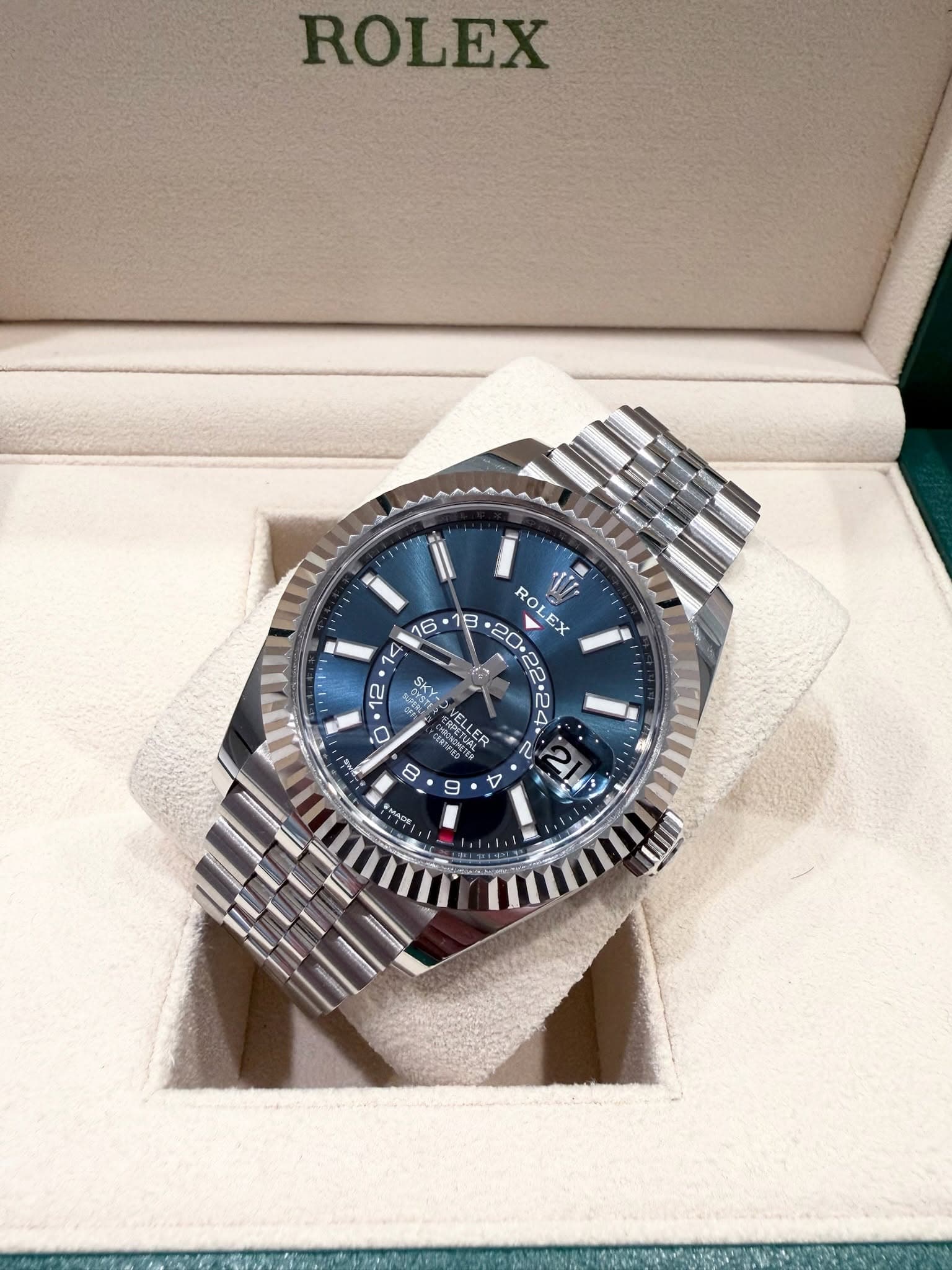 May be an image of wrist watch and text that says 'ROLEX פן ROLEX EX RO 20.2 12 SKY. O 口 ርችታ ZRPETURE VELLER 8 9 أأخ - UII'