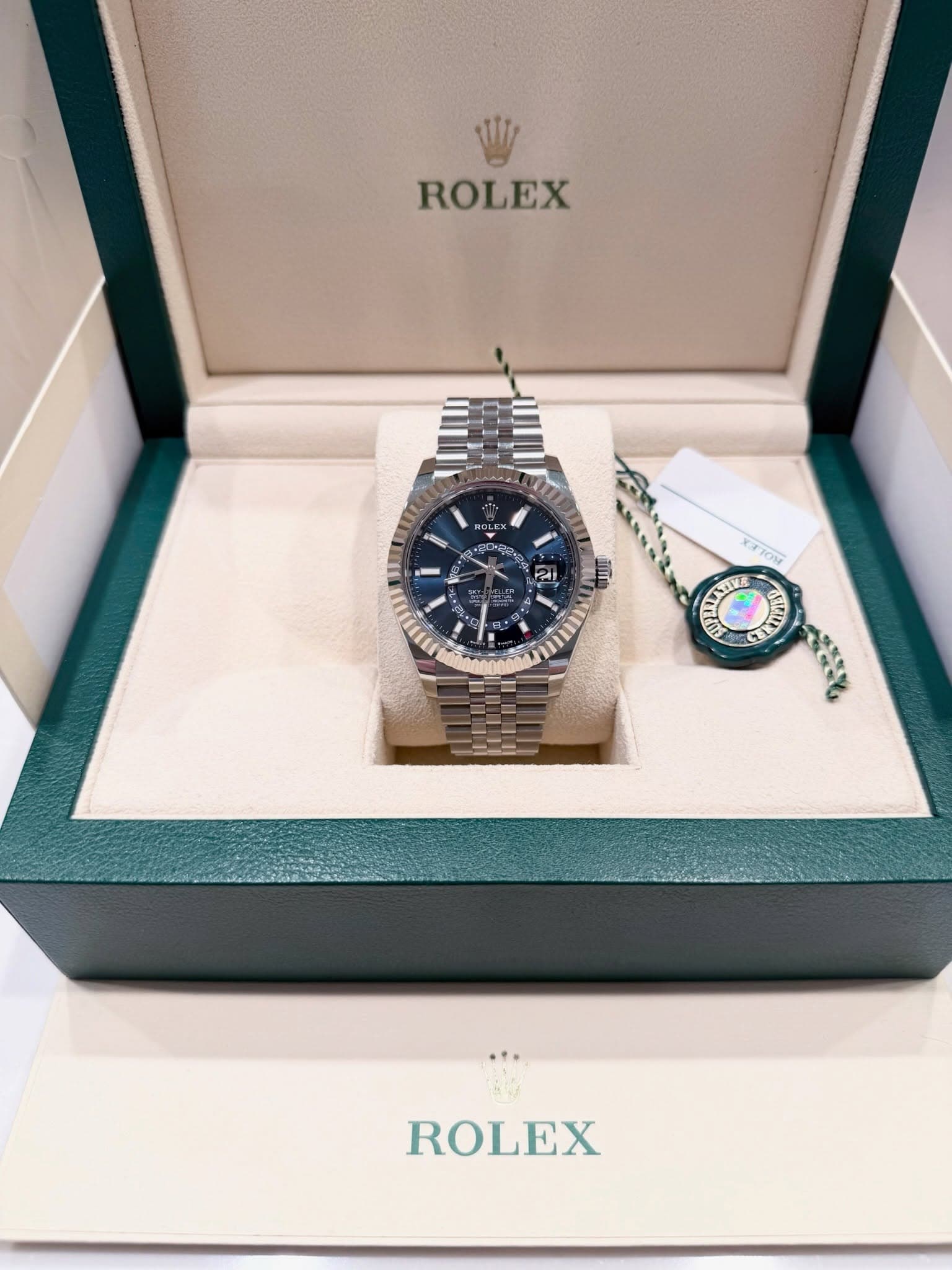 May be an image of wrist watch and text that says 'ROLEX ل VG ፋ y 2 ้นท yrTom ROLEX'