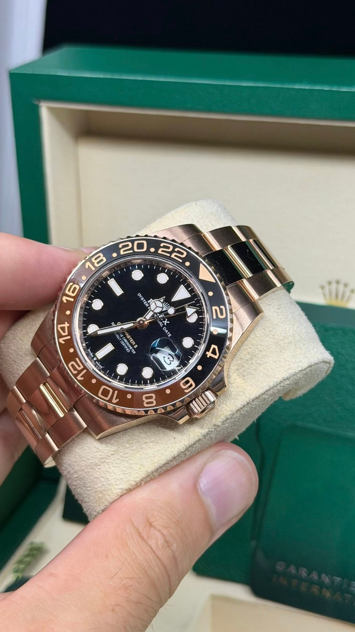 May be an image of wrist watch and text that says ' AS መ TN I 8'