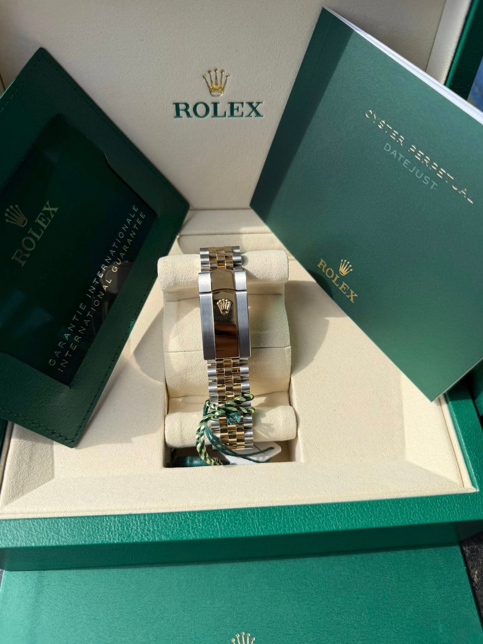 May be an image of wrist watch and text that says 'ROLEX YSTERPERFET-A STER DAT DATEJUST EREET'