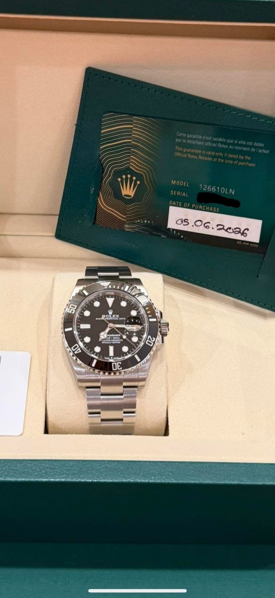 May be an image of wrist watch and text that says '126610LN os . BOLEX م 프트는 40 02 DE قى'