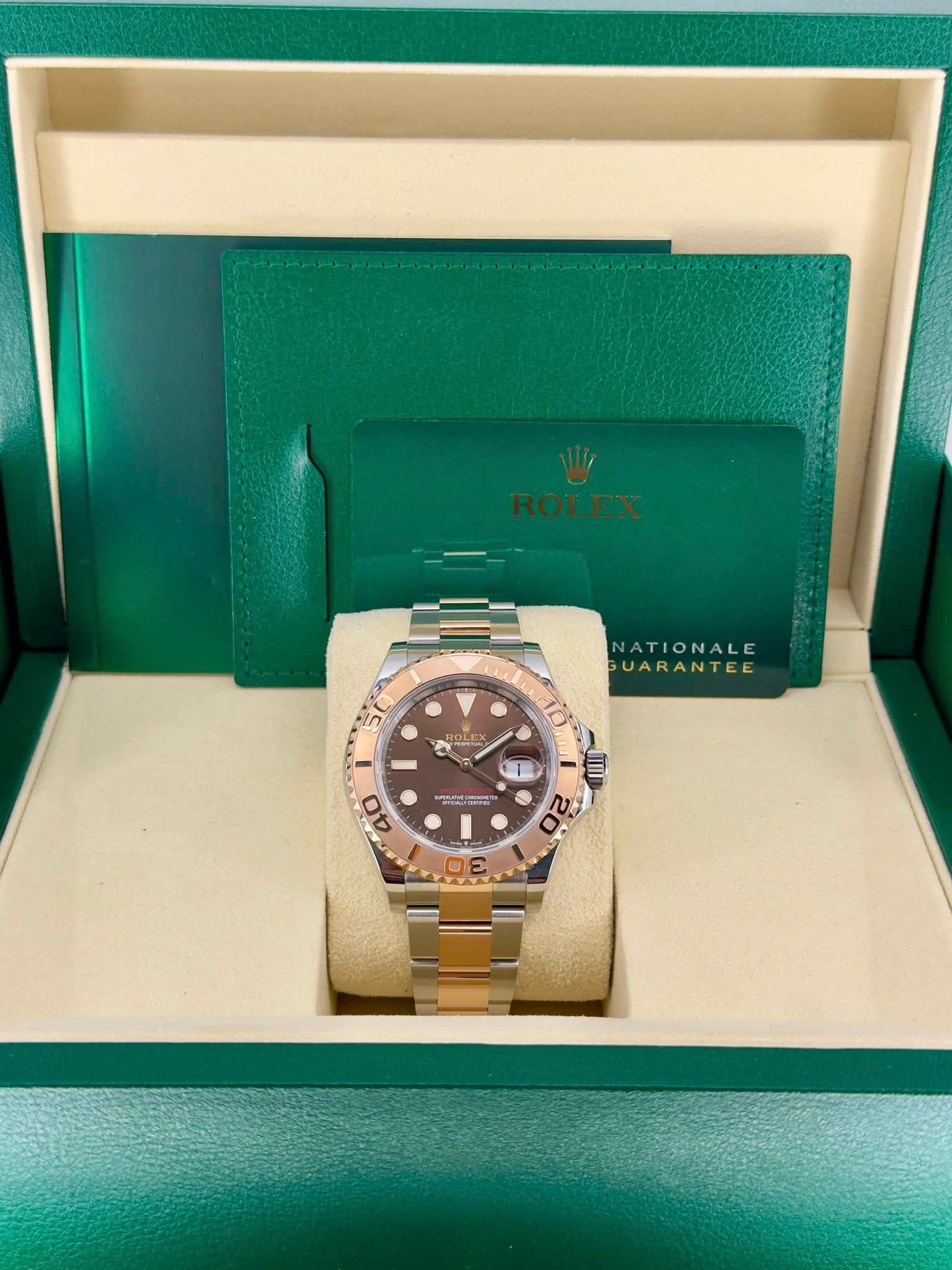 May be an image of wrist watch and text that says '5 NATIONALE UARANTEE ロ 40 20 ผ'