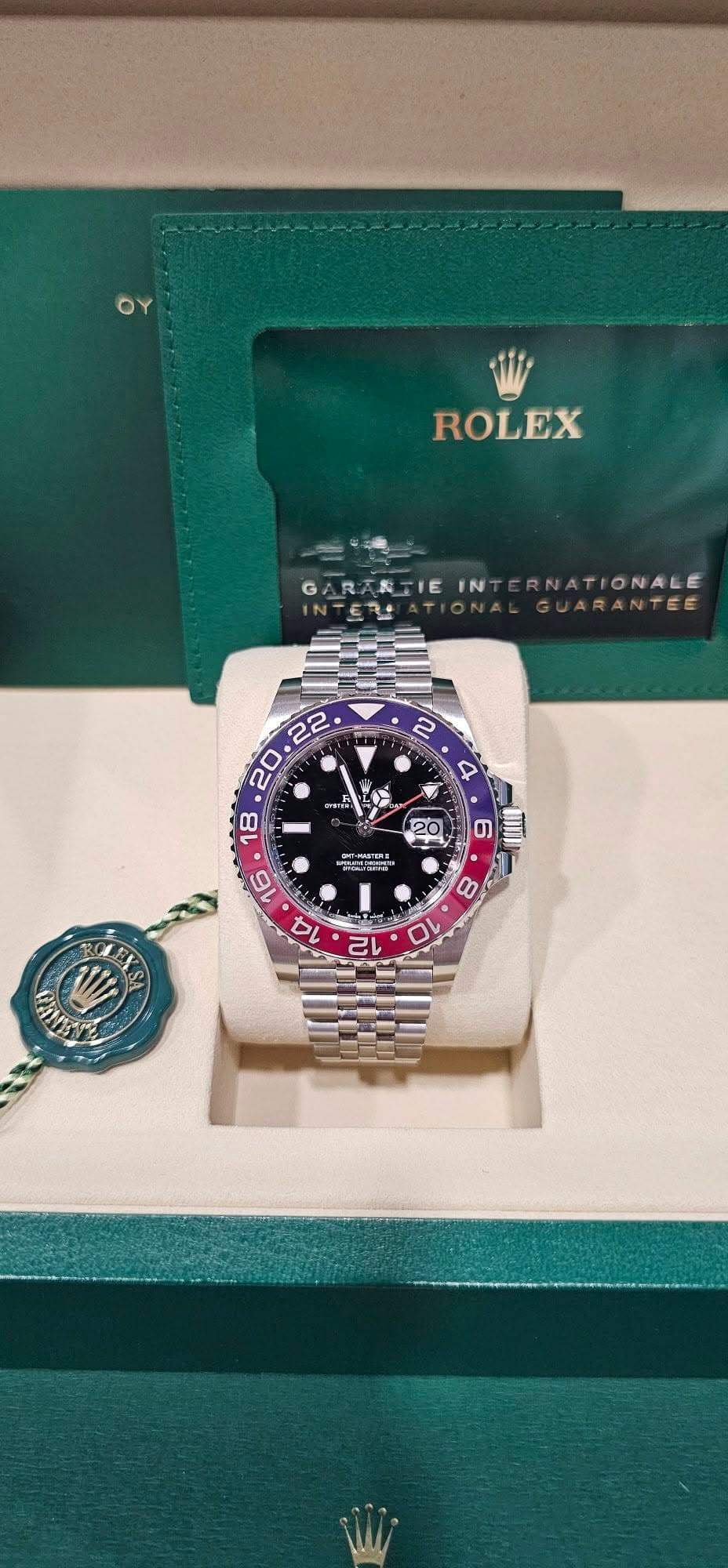 May be an image of wrist watch and text that says 'OY ROLEX GARANTIE GARTATIEINTERNATIONALE IN NTERNATIONALE NTERA 트구! GUARANTEE ನ 5 S S キ o ላማም - 6 S TIM E 8 10'