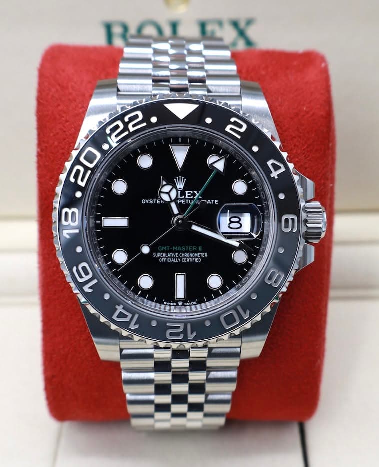 May be an image of wrist watch and text that says 'RALEX OYSTE 4 LEY PETU TUALDATE MATE 8 18 6 SUPERLATIVE UPERLATIVECHRONOMETER CHRONOMETER OFFIÇIALLY SUPEMLATIECHMOMETE…