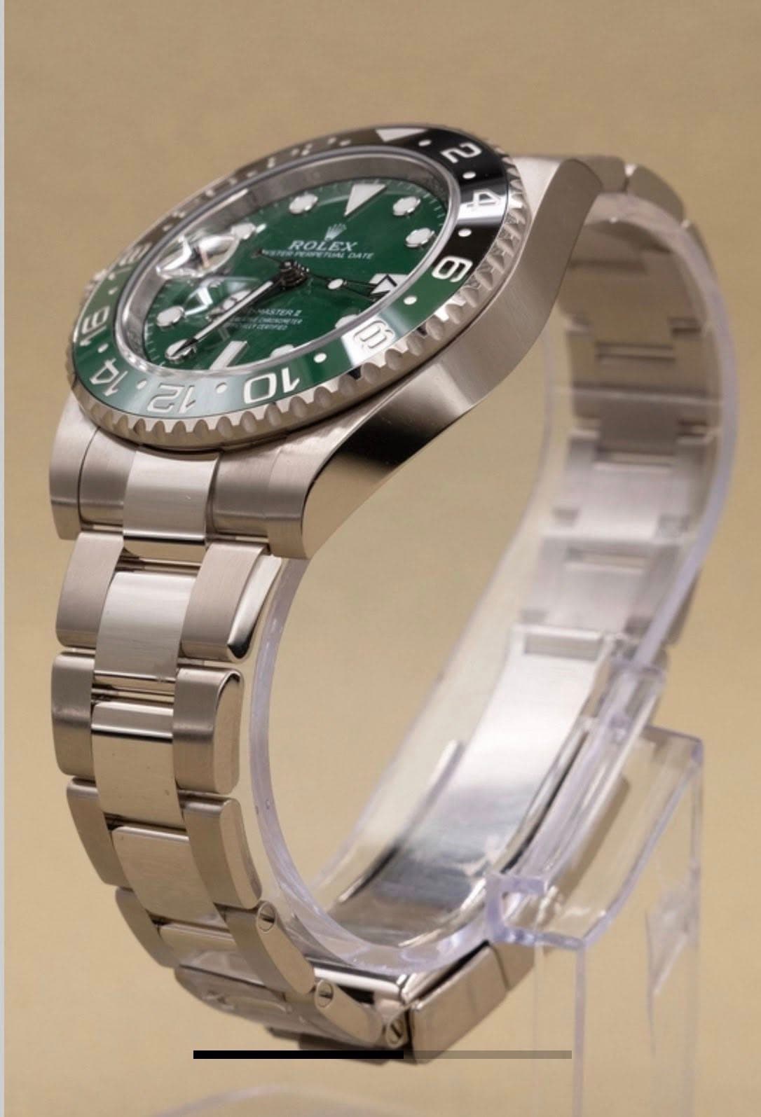 May be an image of wrist watch and text that says '2 장으 ROLEX 6 Te E 14 12 N 9 10'