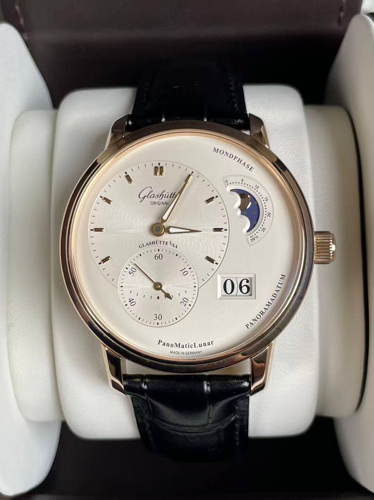 May be an image of wrist watch and text that says '圖 MONDPHASE MONDPHASI : Glashitt ORIGINAL DRIGINAL ၇ GLASHOTTEJISA o 23% 60 50 10 o BU 06 PANORAMADATUM PanoMaticLunar Иnar MADE…