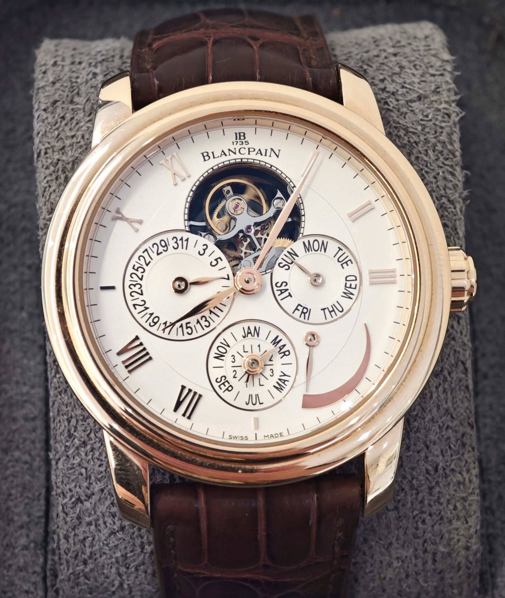 May be an image of wrist watch and text that says 'JB BLANCPAIN BLANSESRES CPAIN BLANCI 2512729/ SUN MON TUE SAS க WEE /15/131111 JAN FRI 그 WЛ NO MAR ١ لى - ص س ת SEP MMN JUL I…
