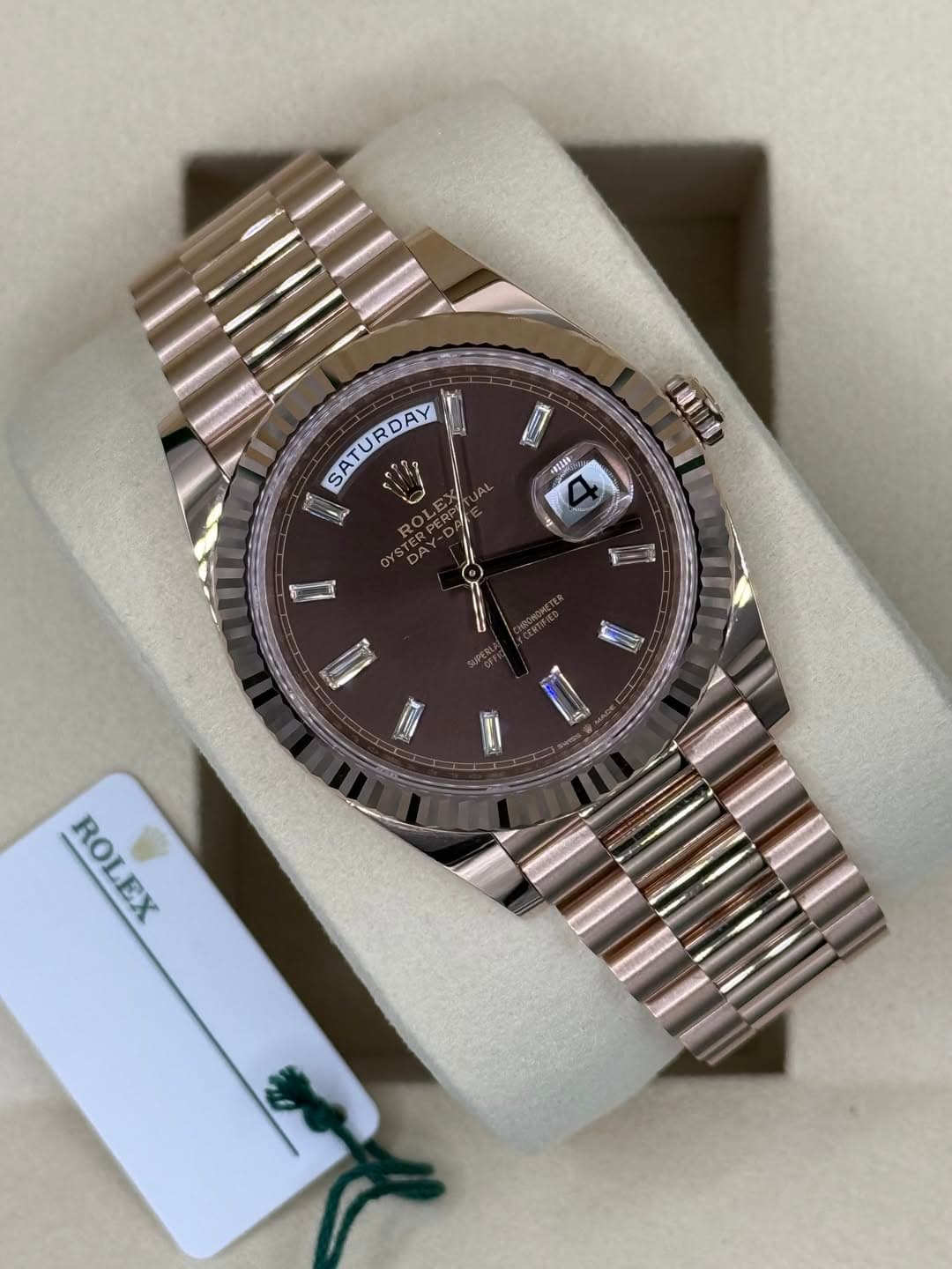 May be an image of wrist watch and text that says 'UIE SATURDAY ROM OYS DAY TERPE DA な だ ROLEX ROLEX'