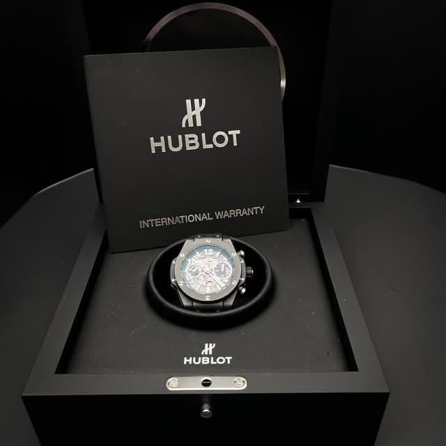 May be an image of wrist watch and text that says 'X INTERNATIONALWARPANTY NTERN NTERNATIONALWARRANTY TIONAL NARRANTY 12 ٣٣ HUBLOT'