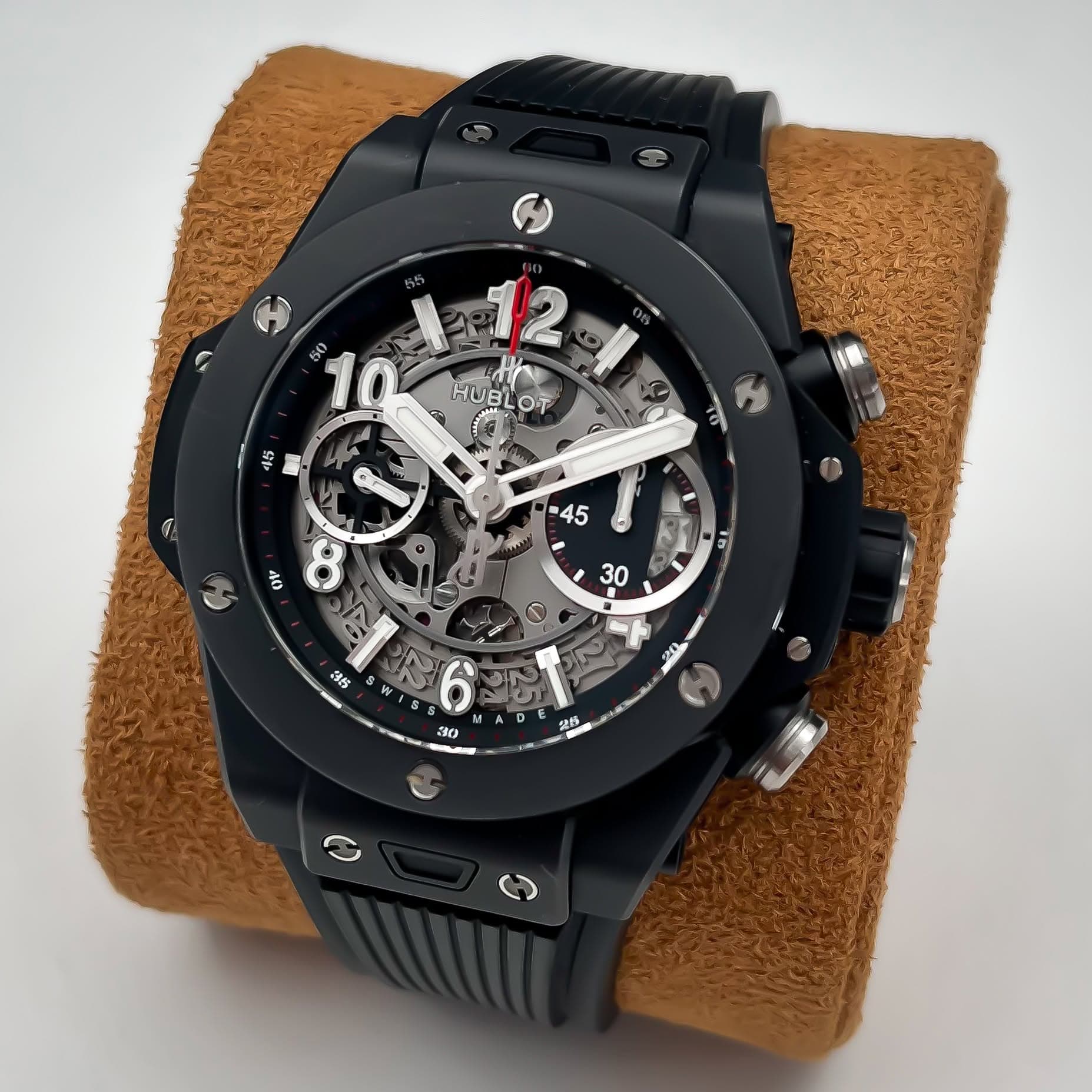 May be an image of wrist watch and text that says '50 12 HUB HUBLOT , 4$5 45 40 30 H 38 ن M W S 微喜 & 30 草份'