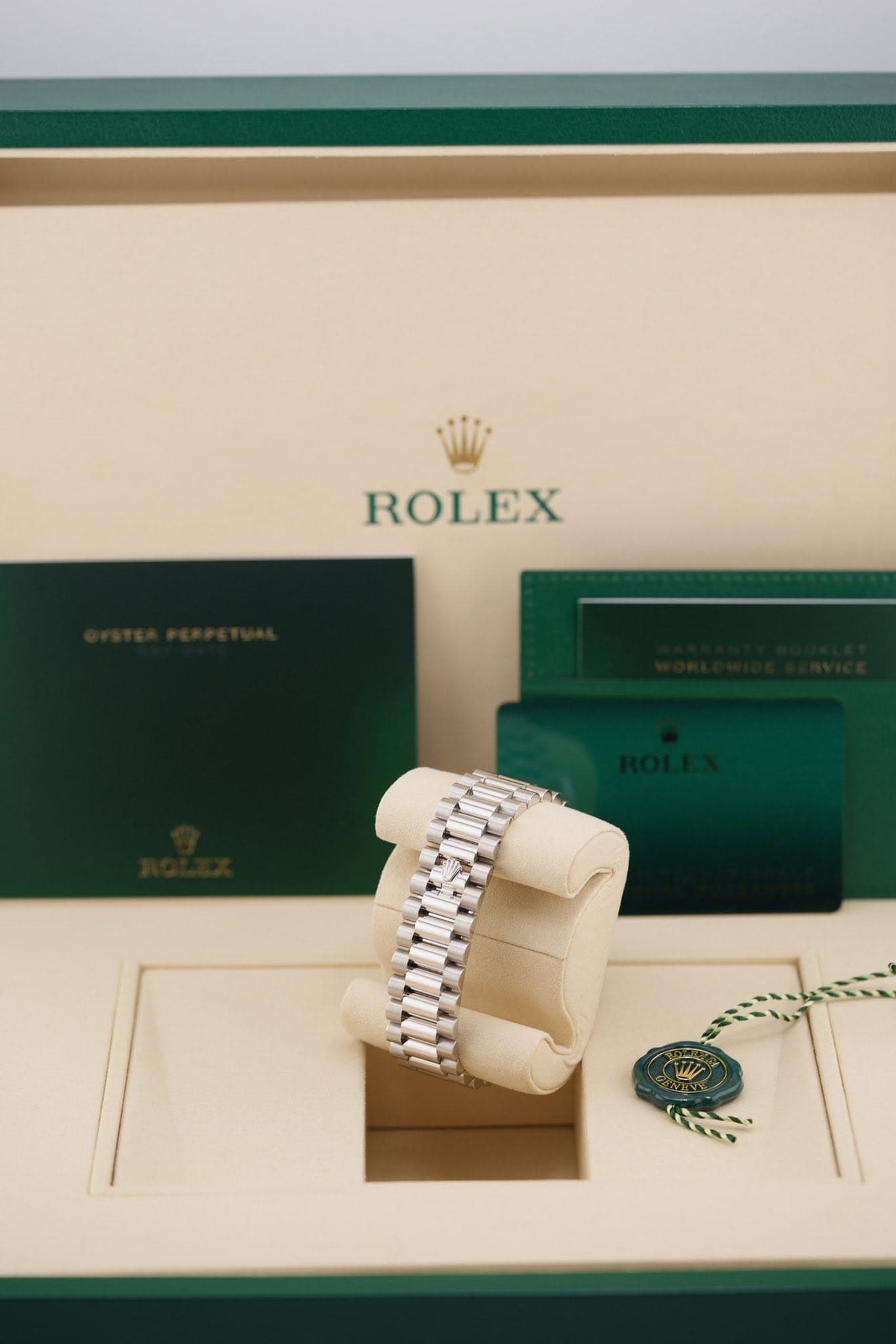 May be an image of wrist watch and text that says 'ROLEX R'