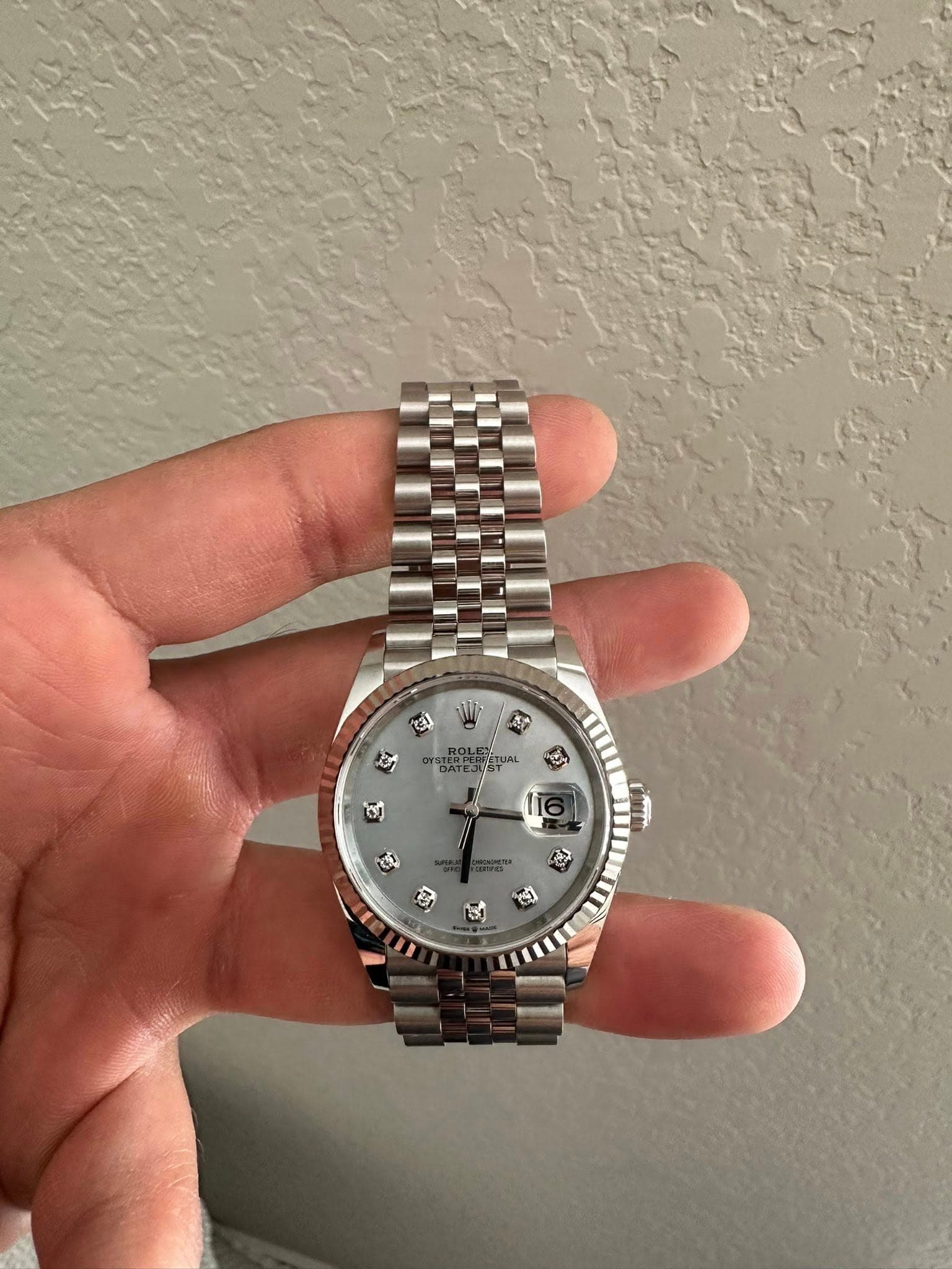 May be an image of wrist watch and text that says 'G 地 OLE TUAL ن 海'