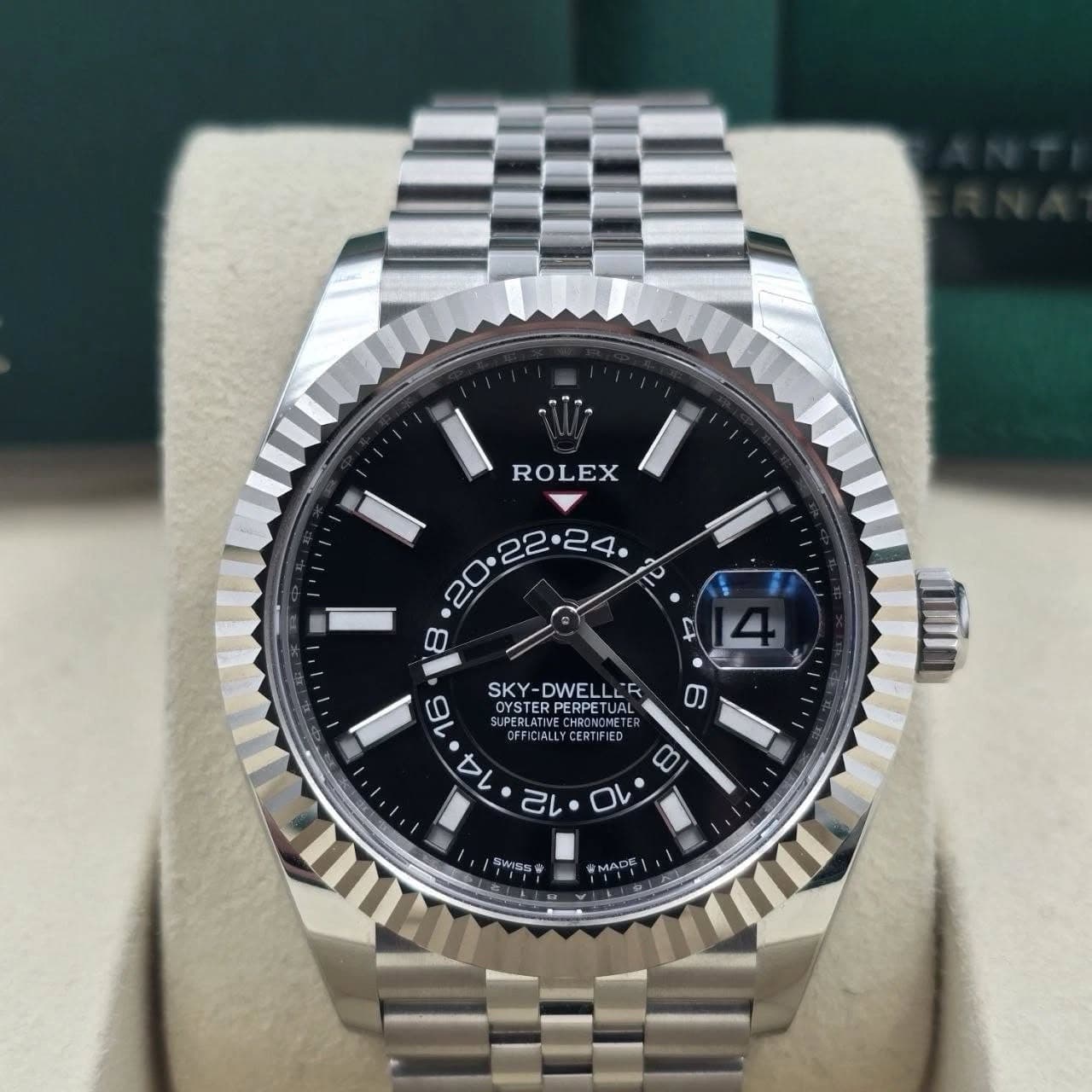 May be an image of wrist watch and text that says 'ROLEX 20.22• . •24 D 0 SKY SKY-DWELLLR 1 16 LLATERTE PEH SLPERLATME S PERPETU CFFICIALLYCERTIFIED CERTIFIED ١٥ SWSS MADK'
