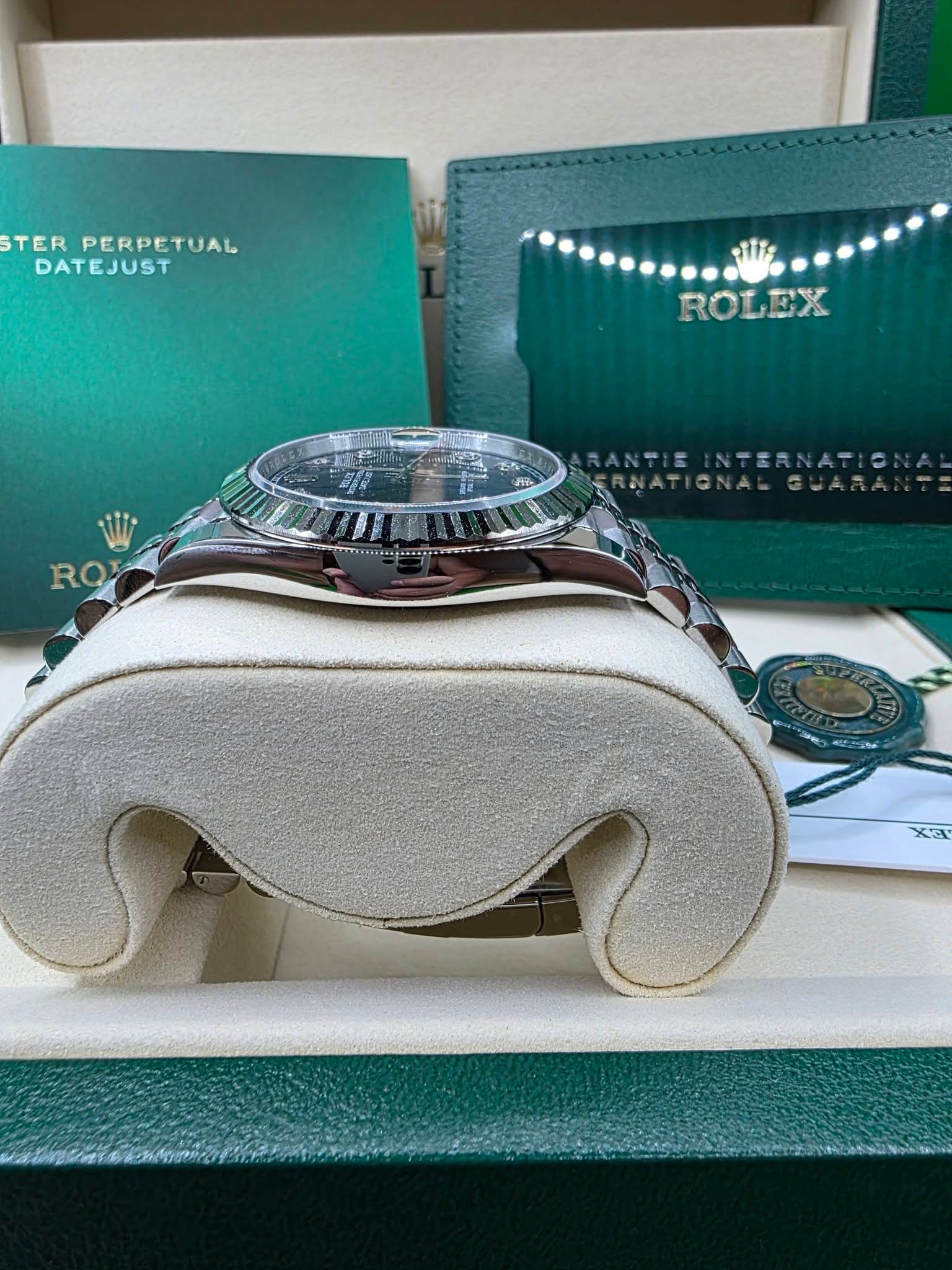 May be an image of wrist watch and text that says 'STER PERPETUAL DATEJUST ROLEX ×원'