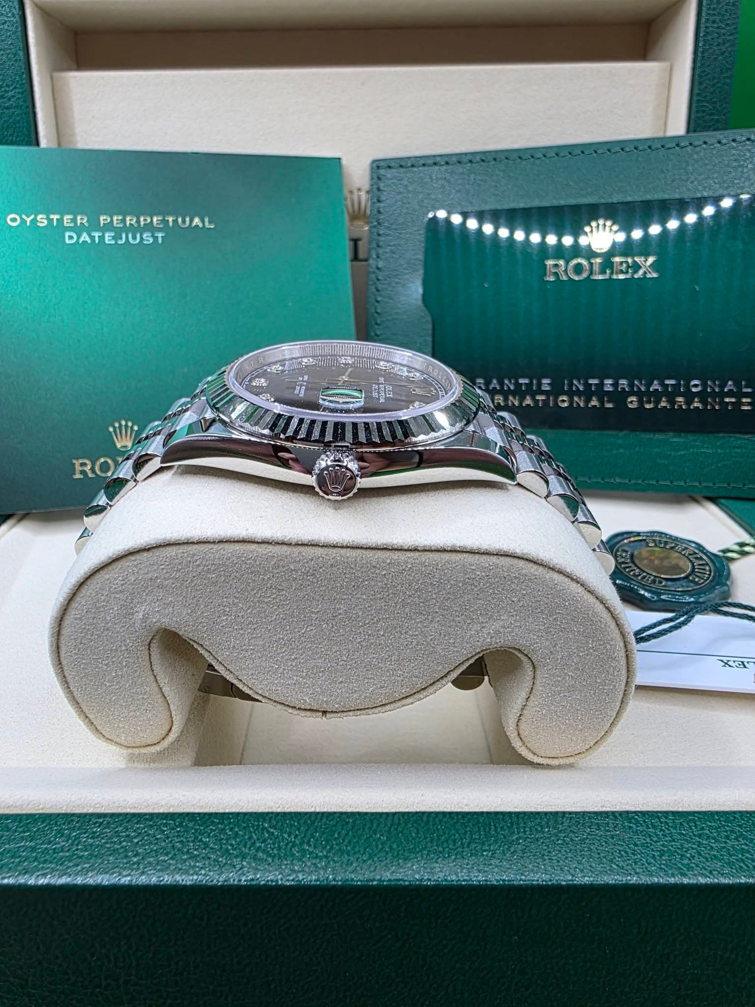 May be an image of wrist watch and text that says 'OYSTER PERPETUAL DATEJUST ROLEX ROY NTIBINTEANATIONA a'