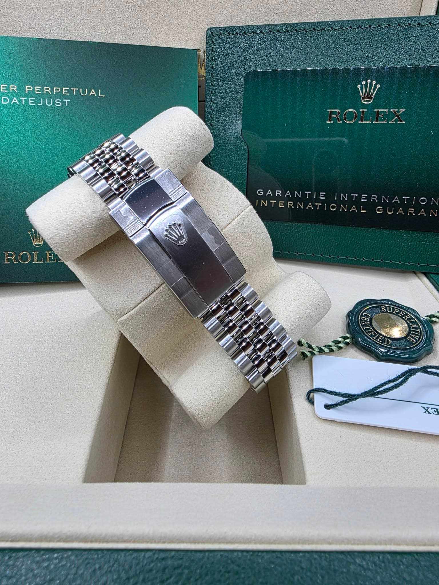 May be an image of wrist watch, jewelry and text that says 'ER PERPETUAL ATEJUST GARANTIE INTERNAT!O INTERNATIONALGU INTERNA Χα'