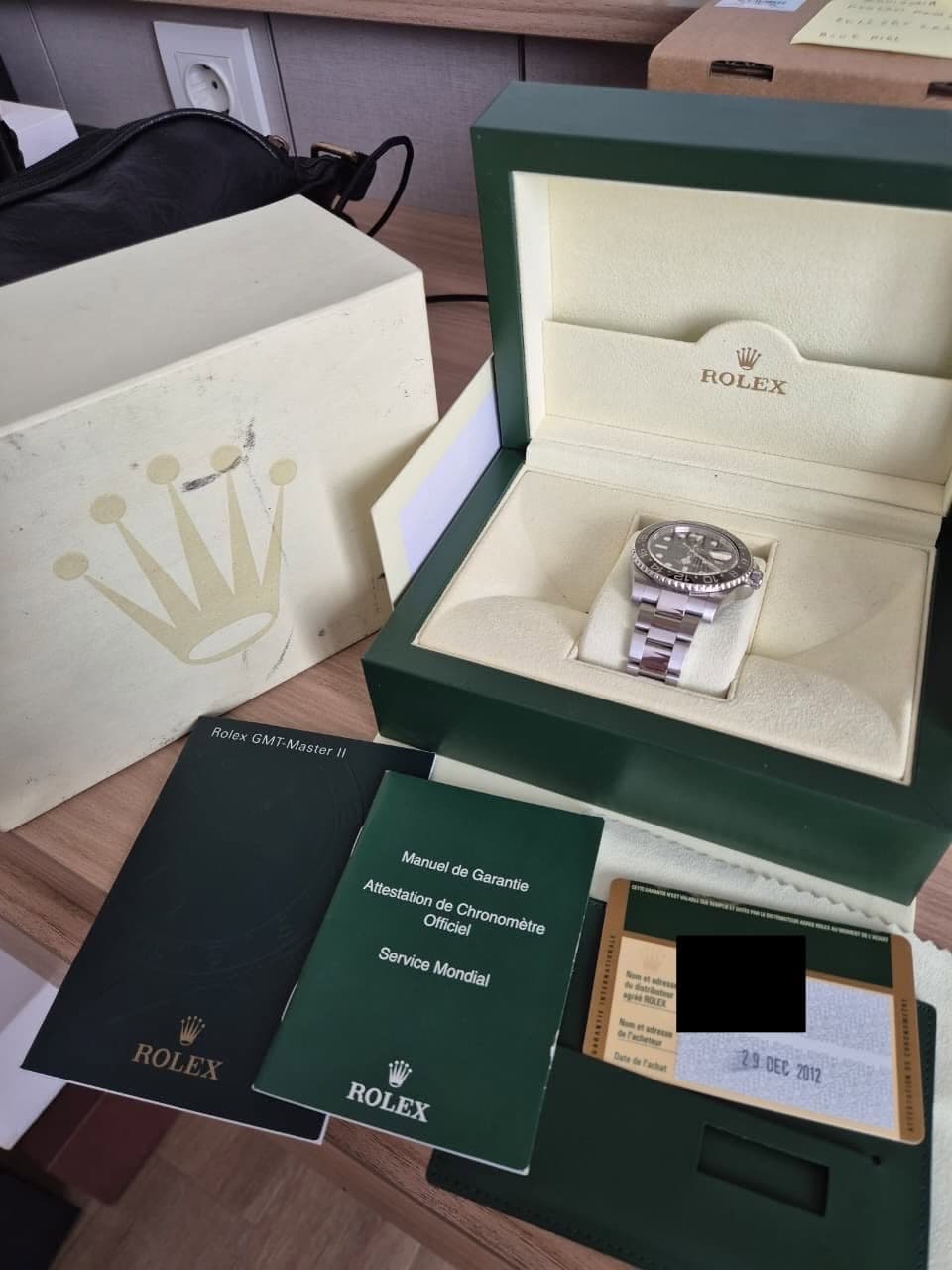 May be an image of wrist watch and text that says 'WII ROLEX S9 oyTTp Rolex GMT- α RoloxGMT-Master!! Mas Masteri Manuel de Gar Attestation Garantie ntie Officiel Chronométre…