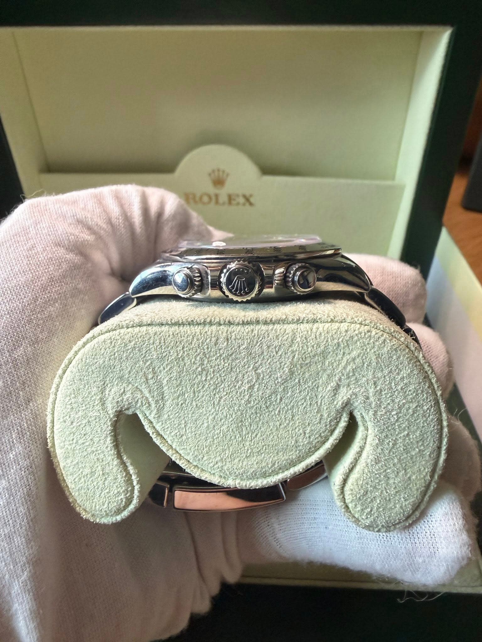 May be an image of wrist watch and text that says '1N ROLEX DOIO'