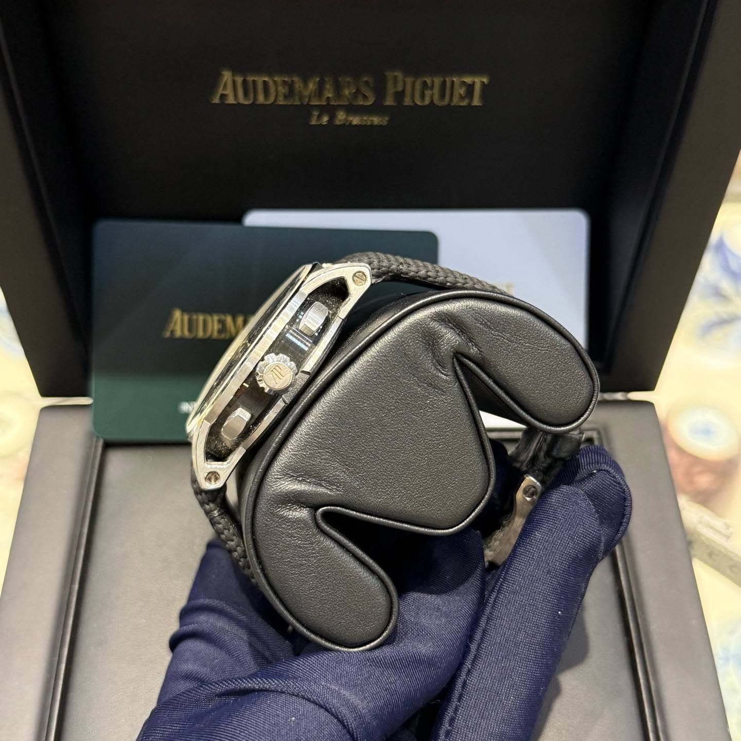 May be an image of wrist watch and text that says 'AUDEM 遊 e'